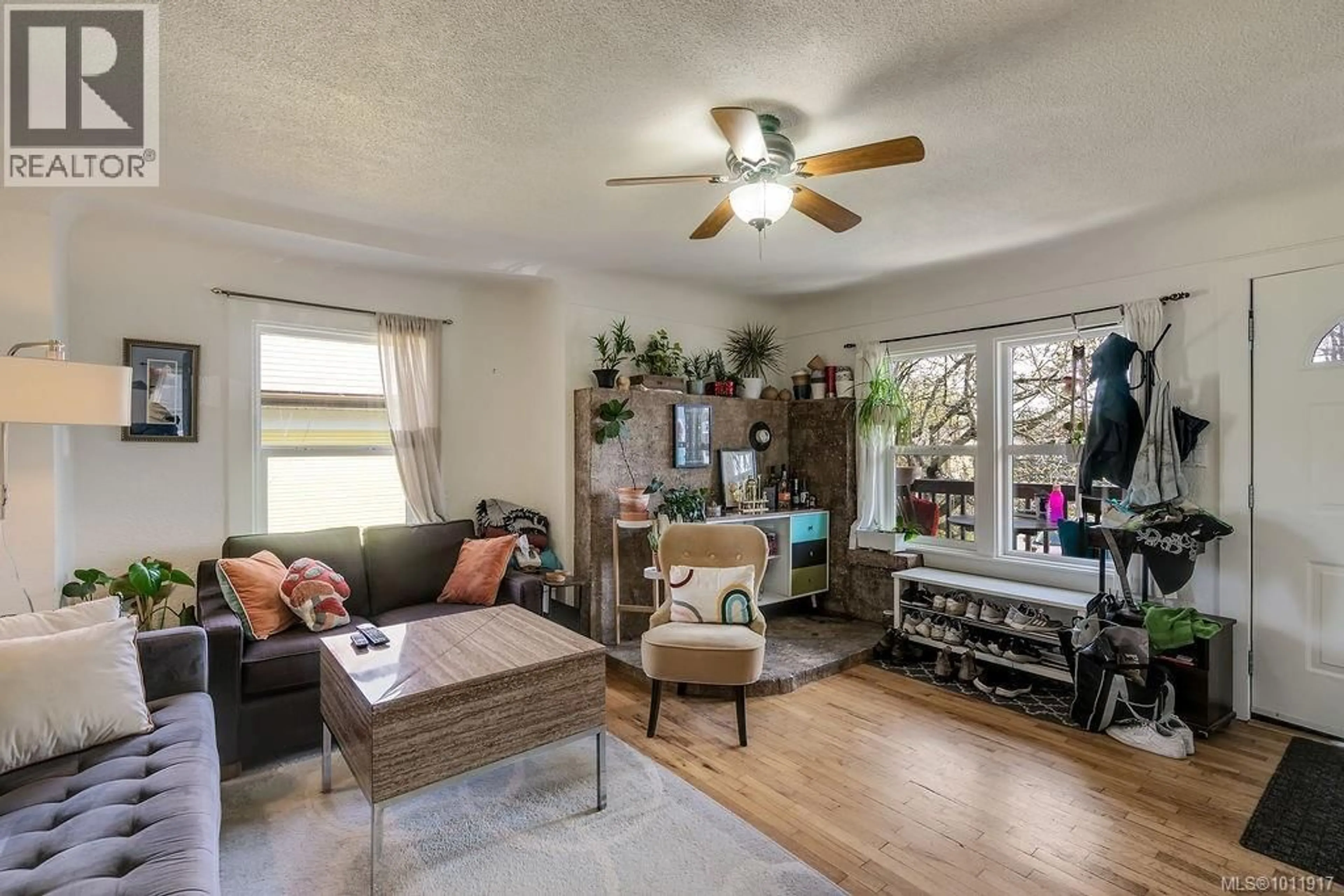 Living room with furniture, wood/laminate floor for 3222 MILLGROVE STREET, Saanich British Columbia V8Z3V5