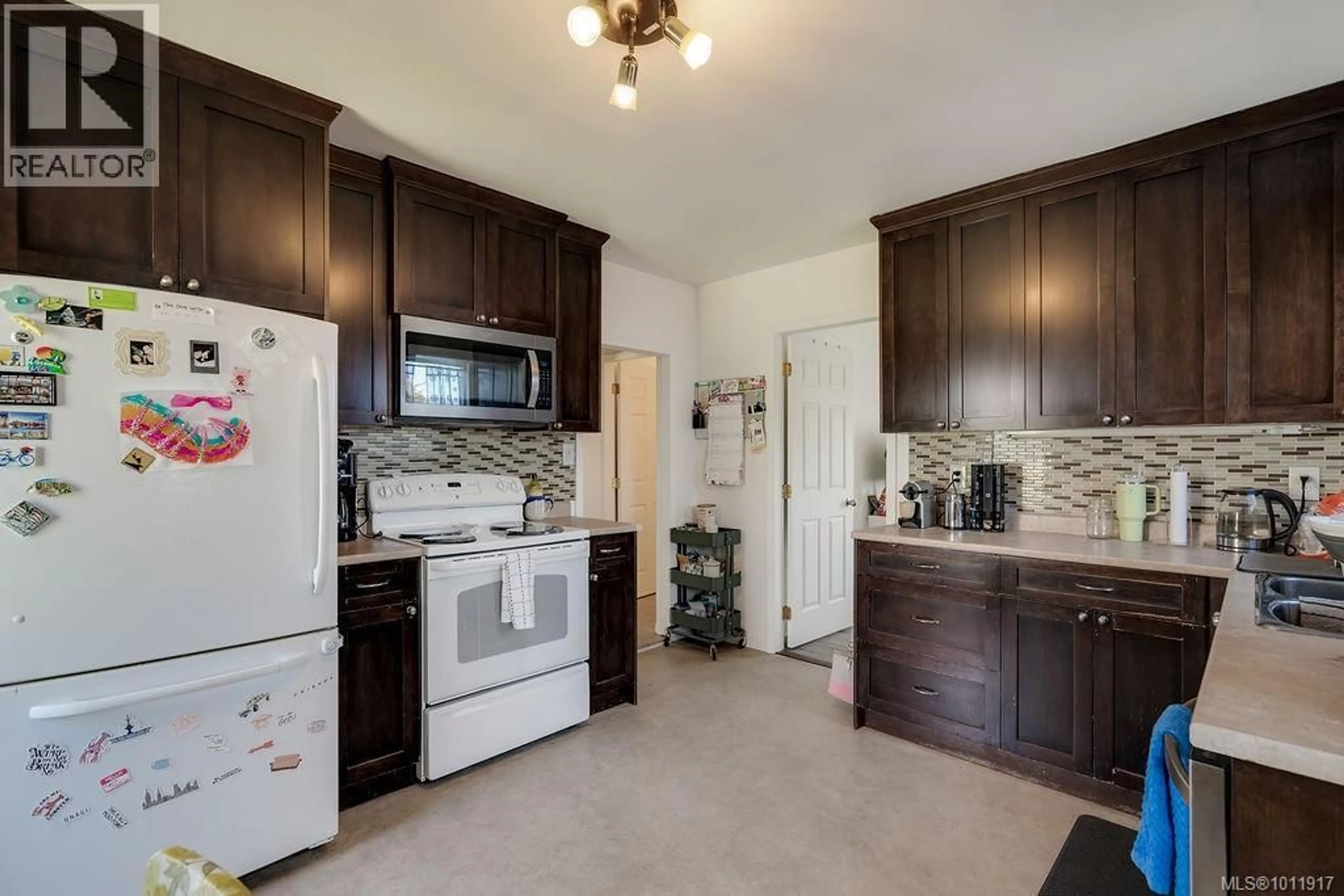 Standard kitchen, ceramic/tile floor for 3222 MILLGROVE STREET, Saanich British Columbia V8Z3V5