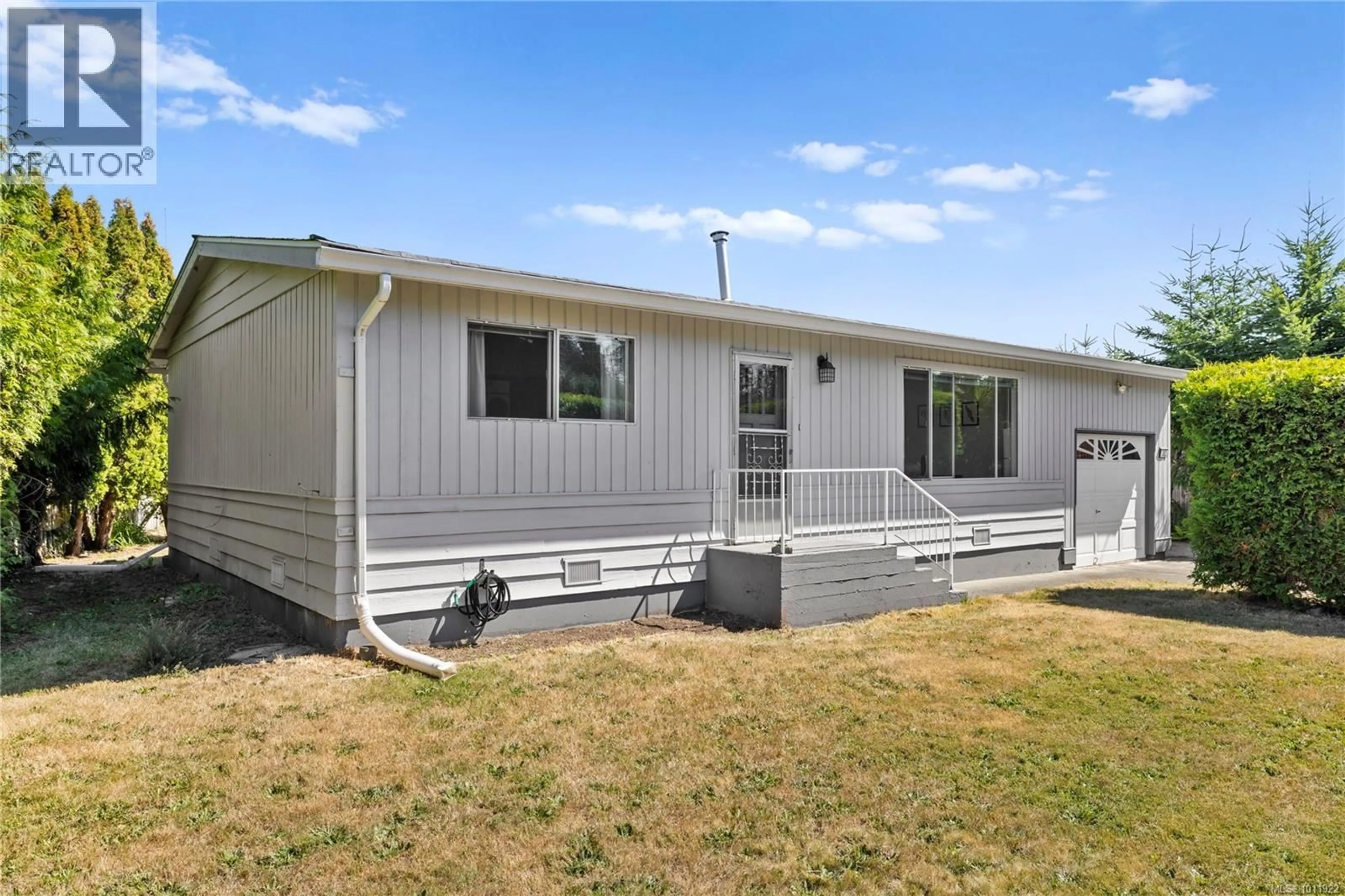 Home with vinyl exterior material, street for 382 WILLOW STREET, Parksville British Columbia V9P1C6
