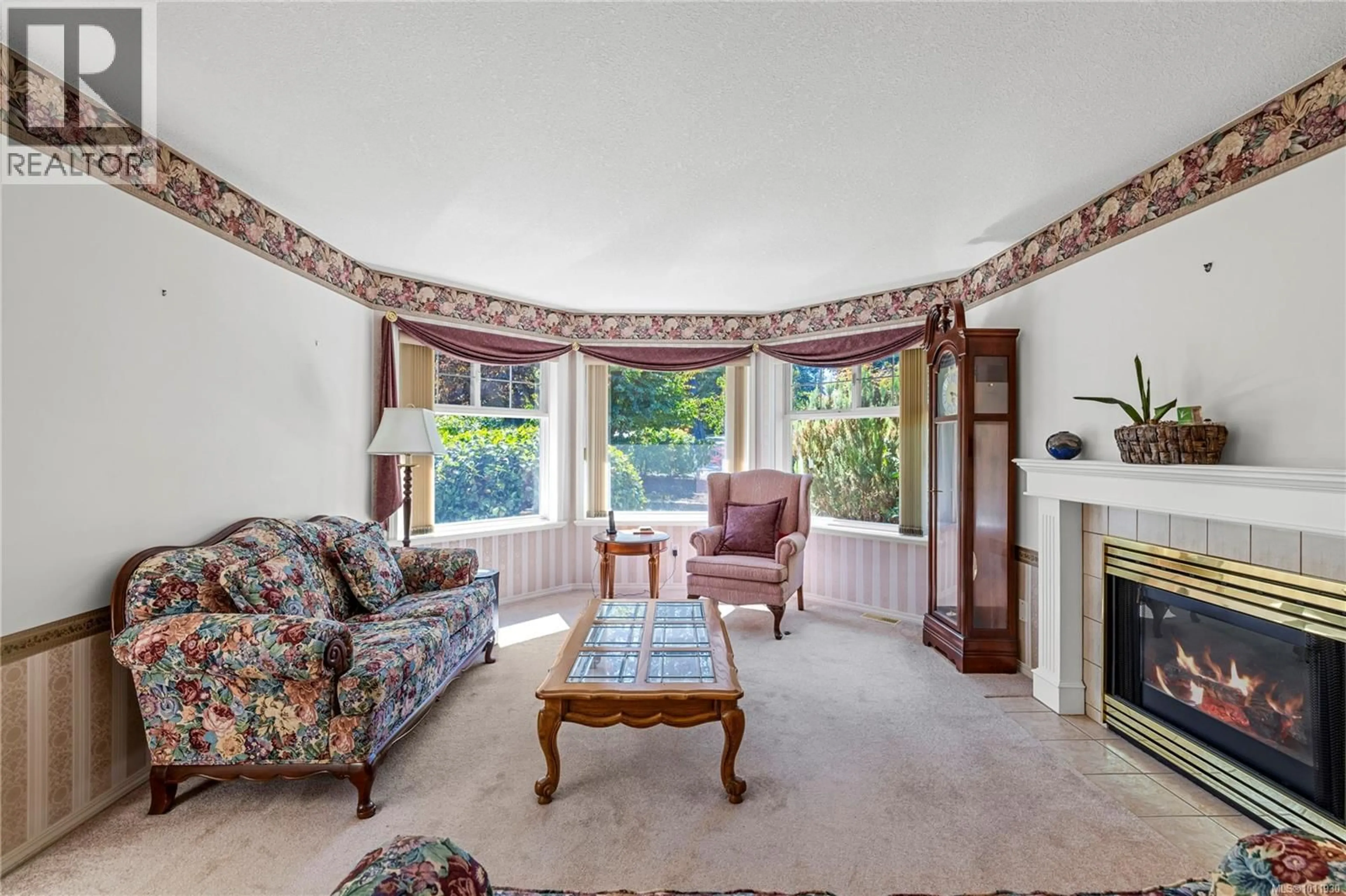 Living room with furniture, carpet floor for 560 COUNTRY CLUB DRIVE, Qualicum Beach British Columbia V9K2J9