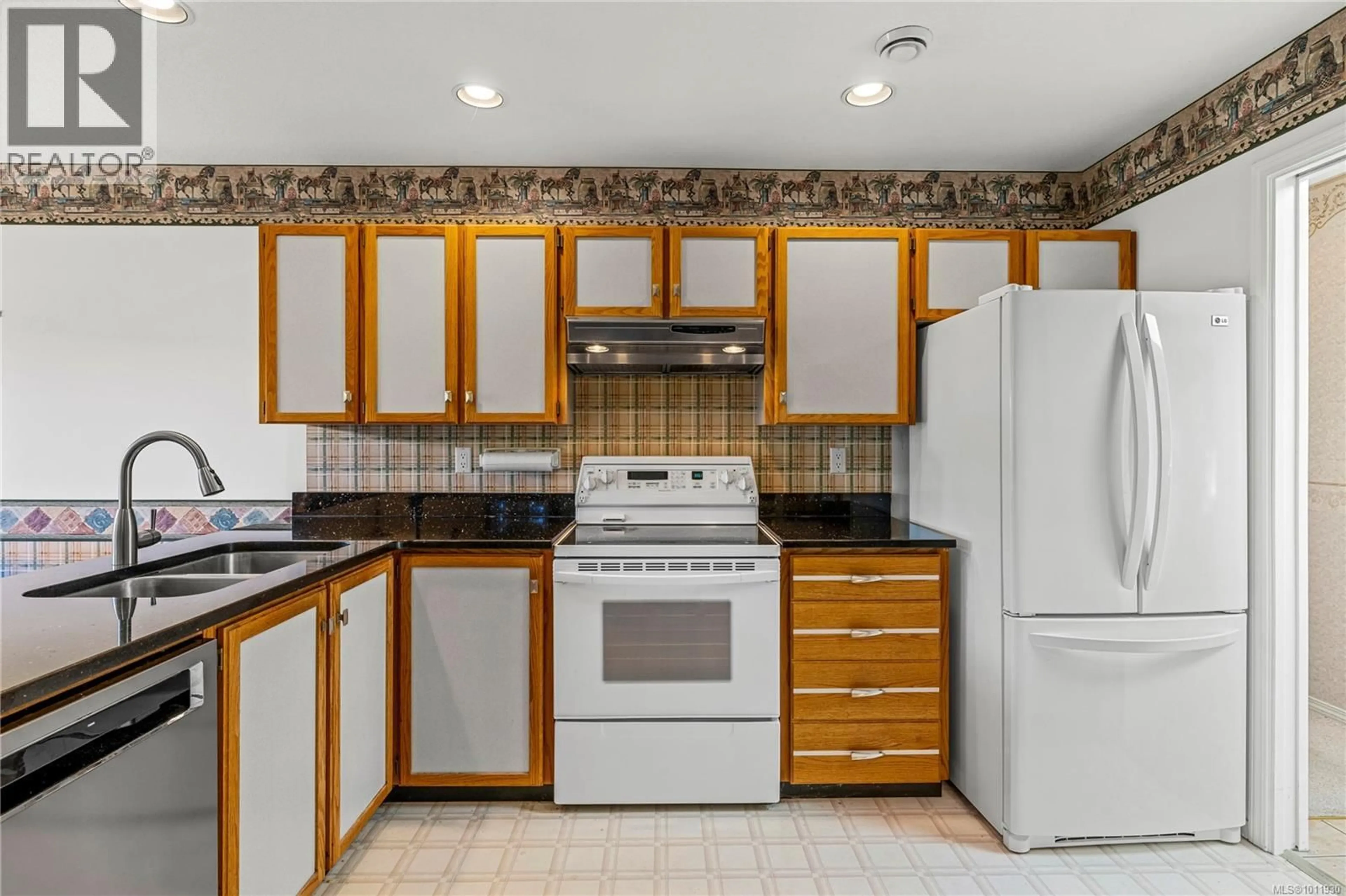 Standard kitchen, ceramic/tile floor for 560 COUNTRY CLUB DRIVE, Qualicum Beach British Columbia V9K2J9