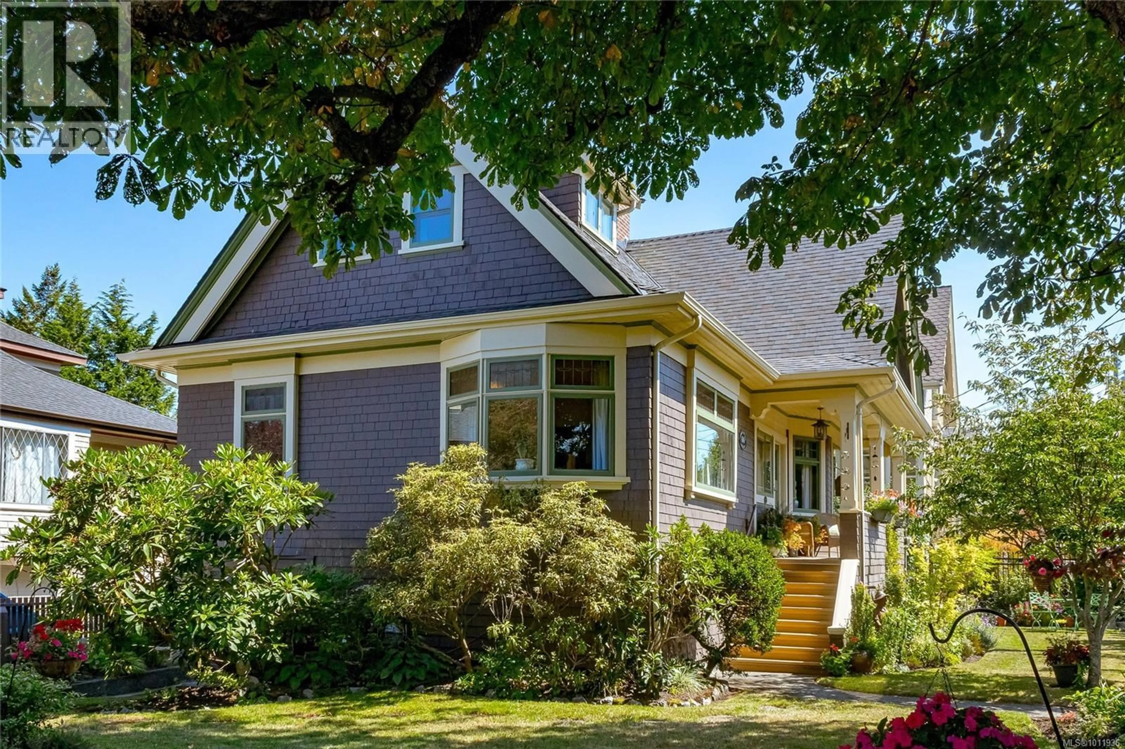 Home with vinyl exterior material, street for 606 NIAGARA STREET, Victoria British Columbia V8V1H9