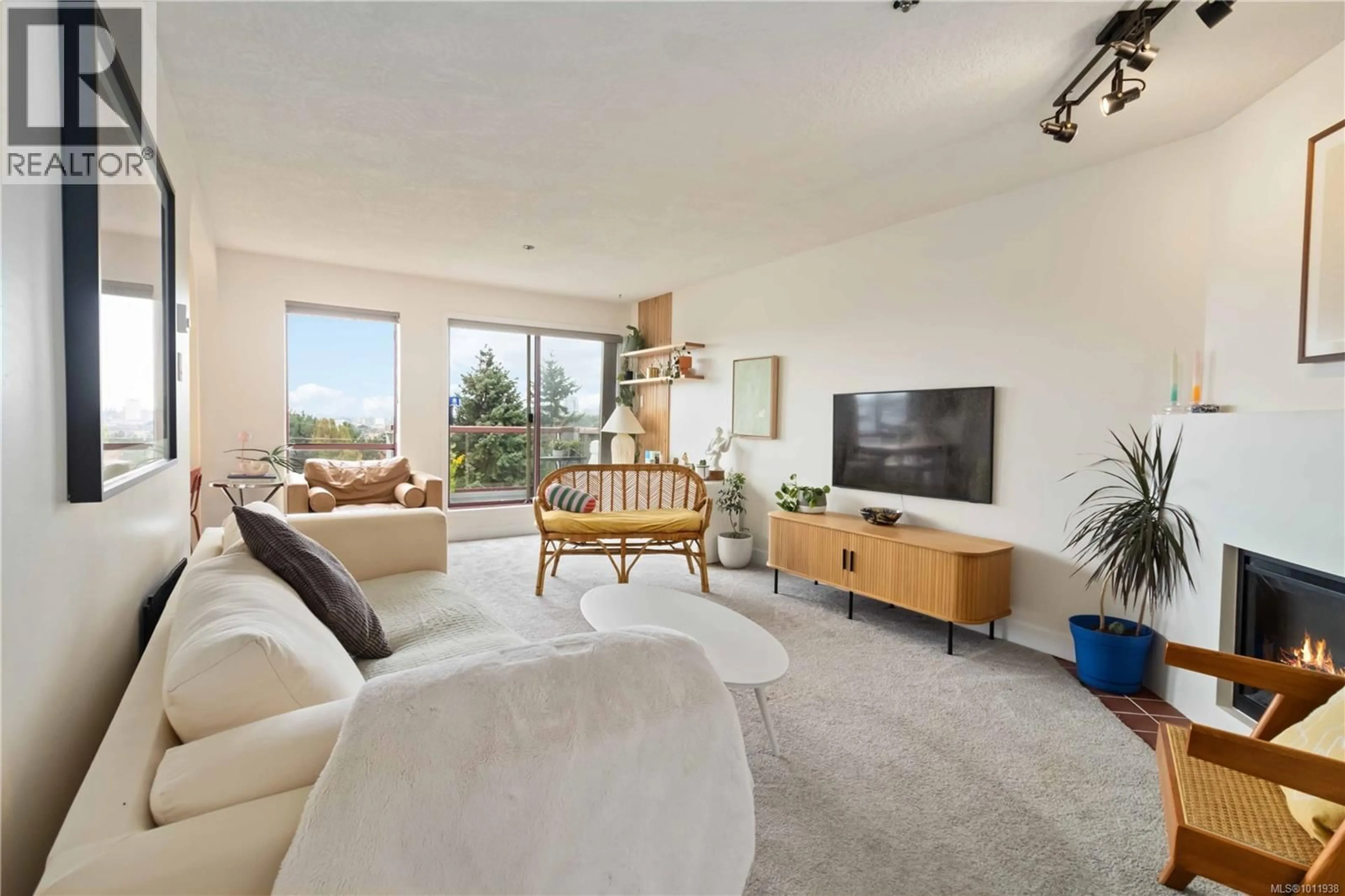 Living room with furniture, unknown for 404 - 545 MANCHESTER ROAD, Victoria British Columbia V8T5H6