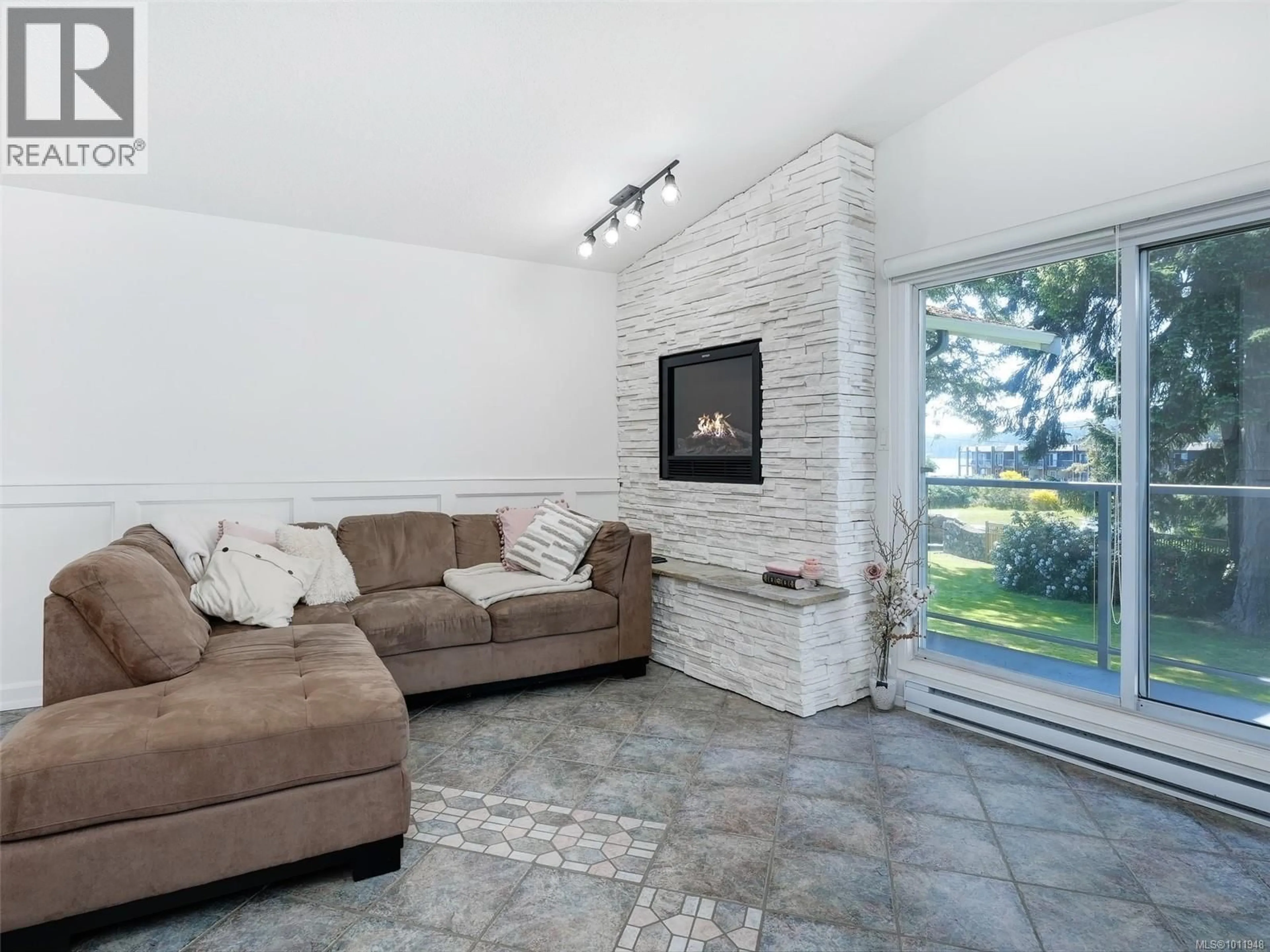 Living room with furniture, ceramic/tile floor for 5 - 6110 SEABROOM ROAD, Sooke British Columbia V9Z0B8