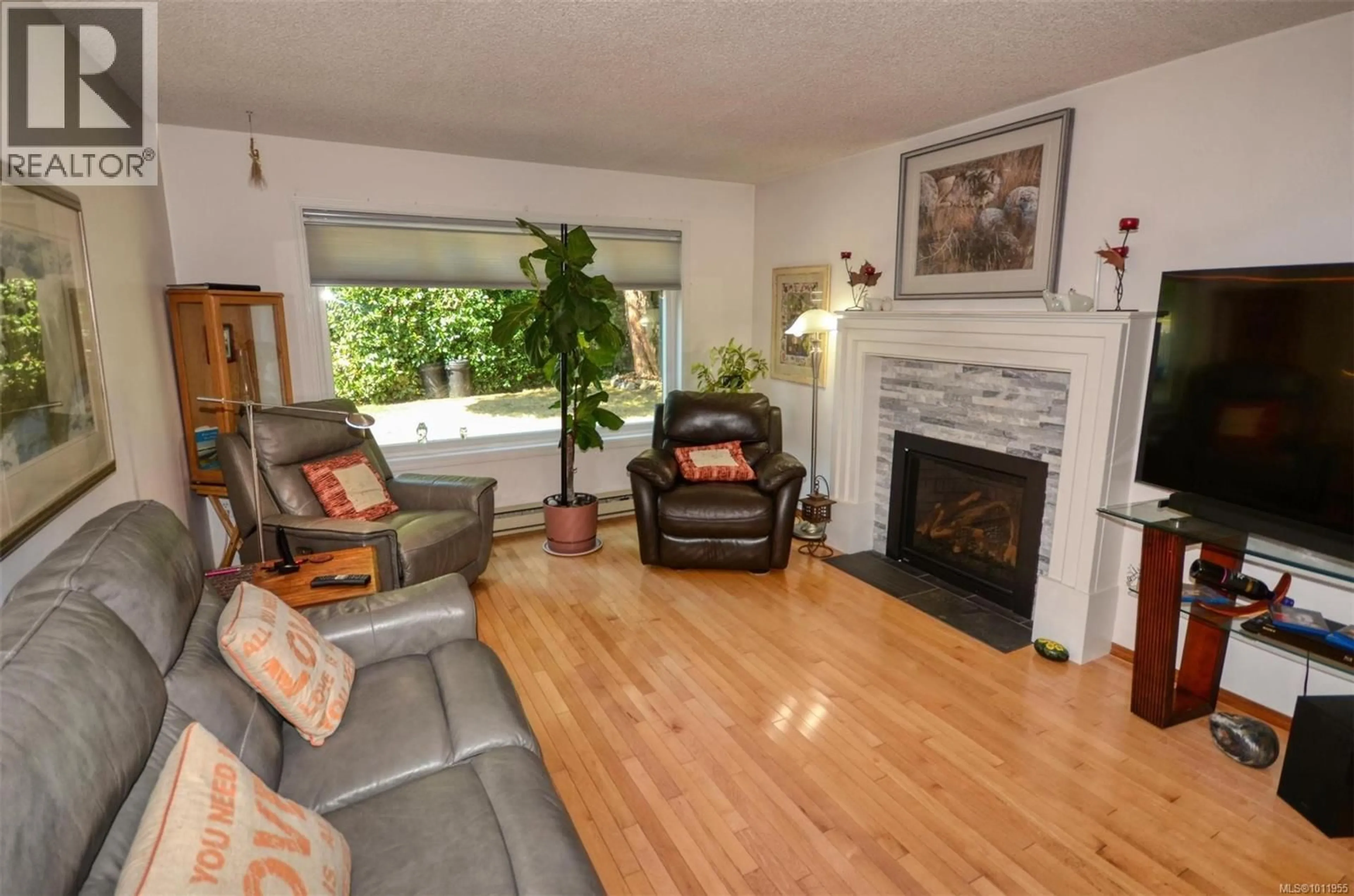 Living room with furniture, wood/laminate floor for 10561 MCDONALD PARK ROAD, Sidney British Columbia V8L3J3