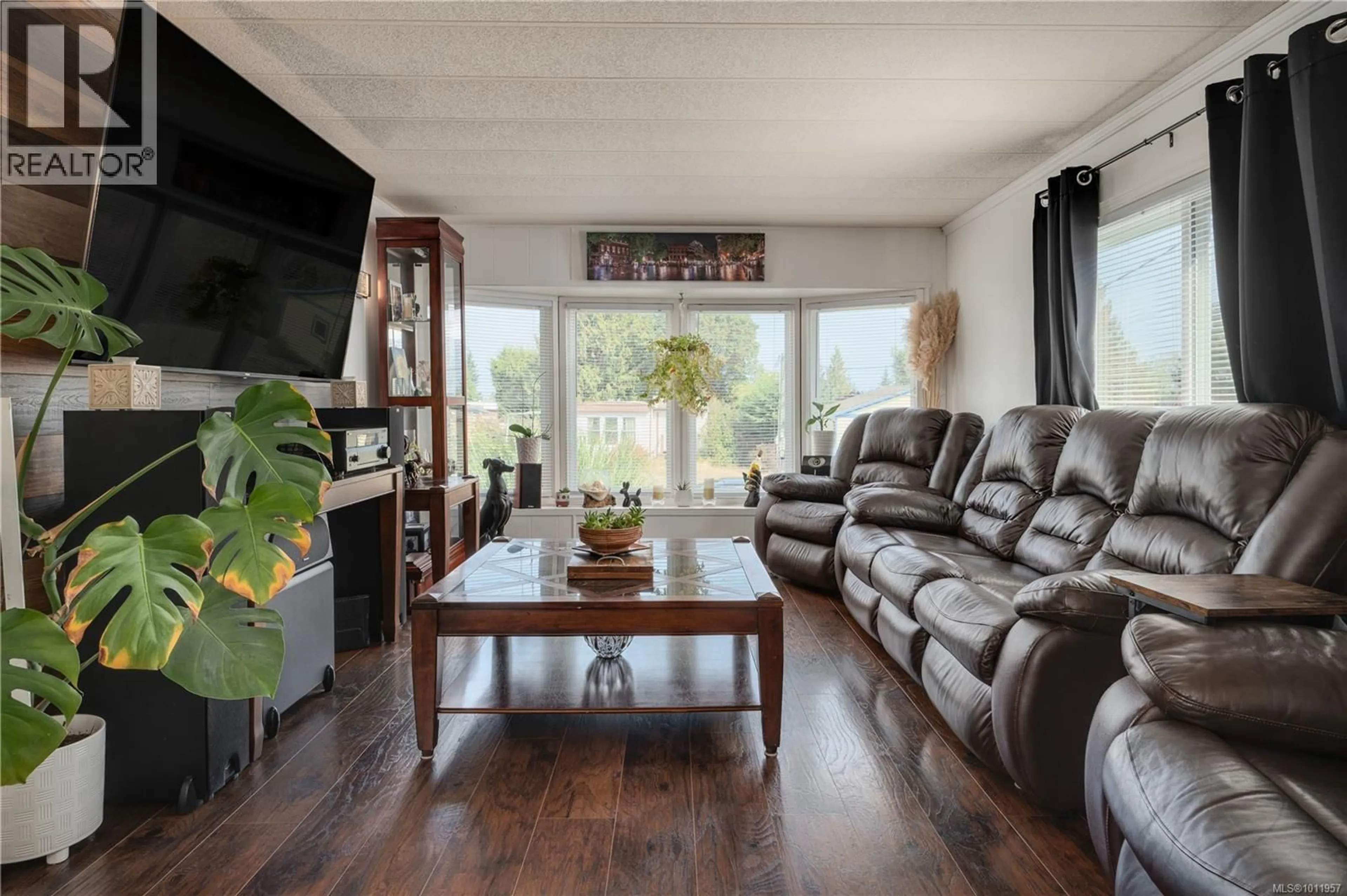 Living room with furniture, wood/laminate floor for 711 KASBA CIRCLE, Parksville British Columbia V9P2A7