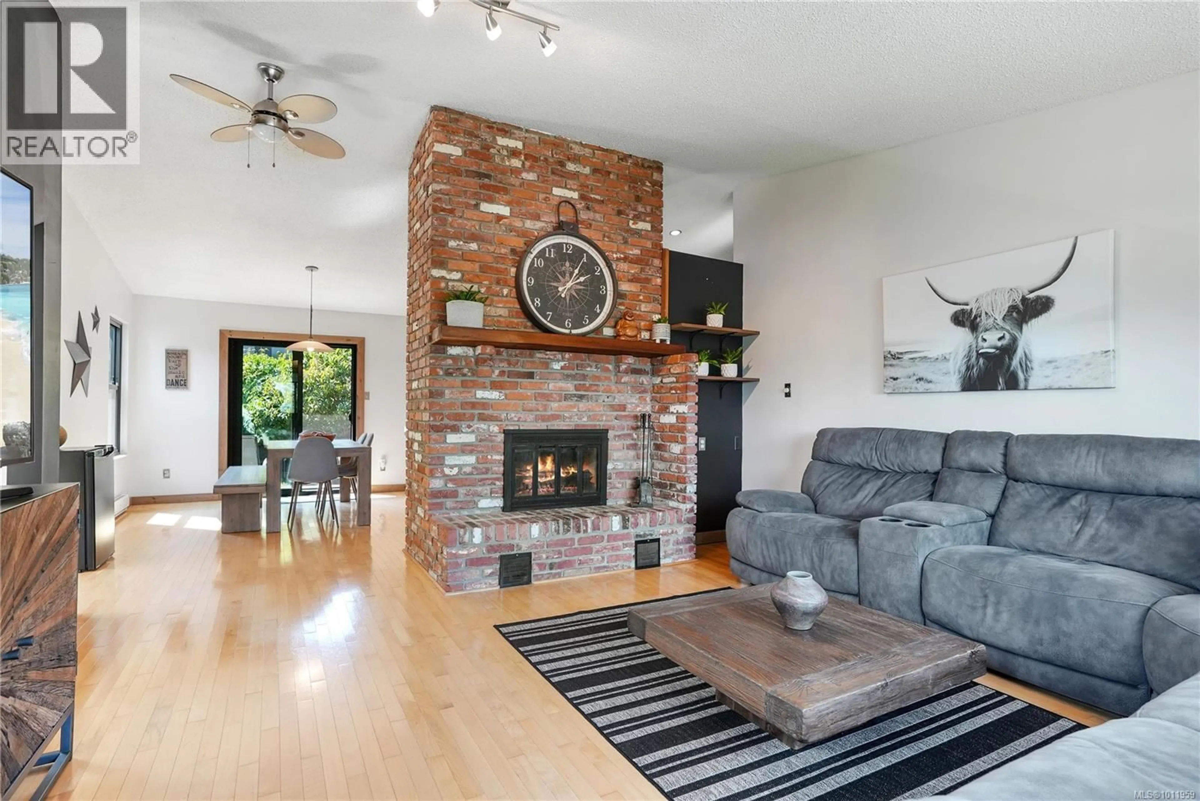 Living room with furniture, unknown for 3372 MARY ANNE CRESCENT, Colwood British Columbia V9C3L2