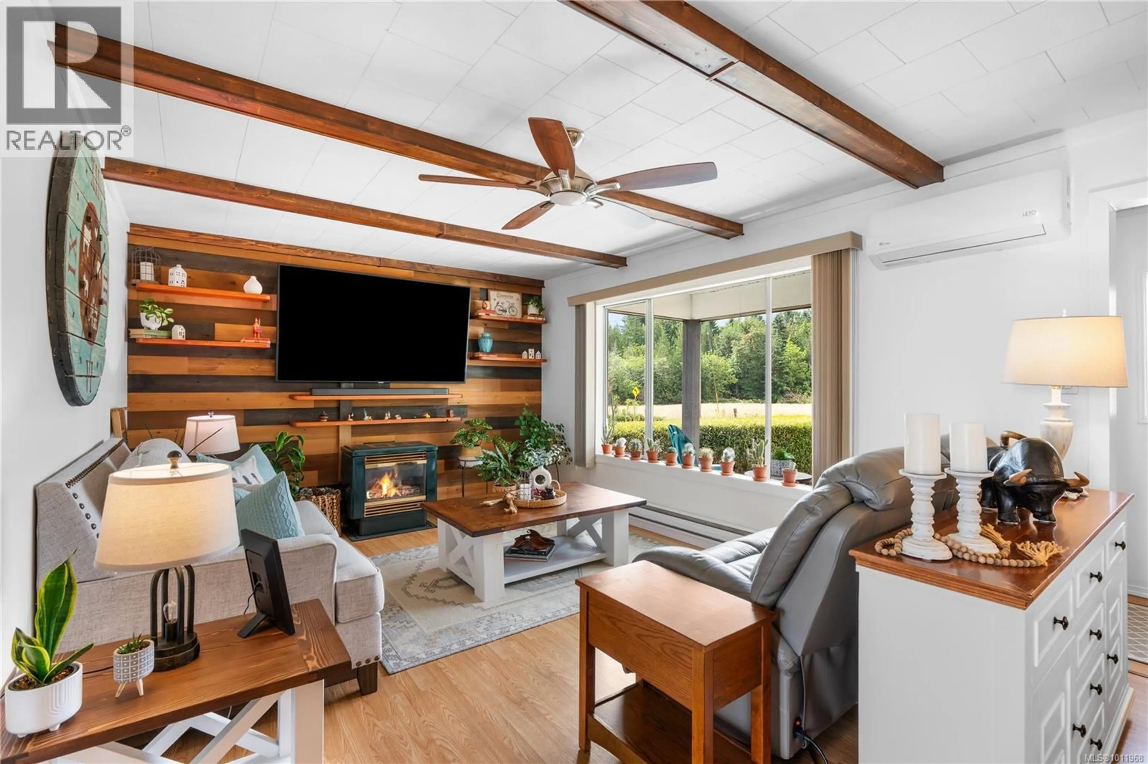 Living room with furniture, wood/laminate floor for 5219 MILLER ROAD, Duncan British Columbia V9L6V7