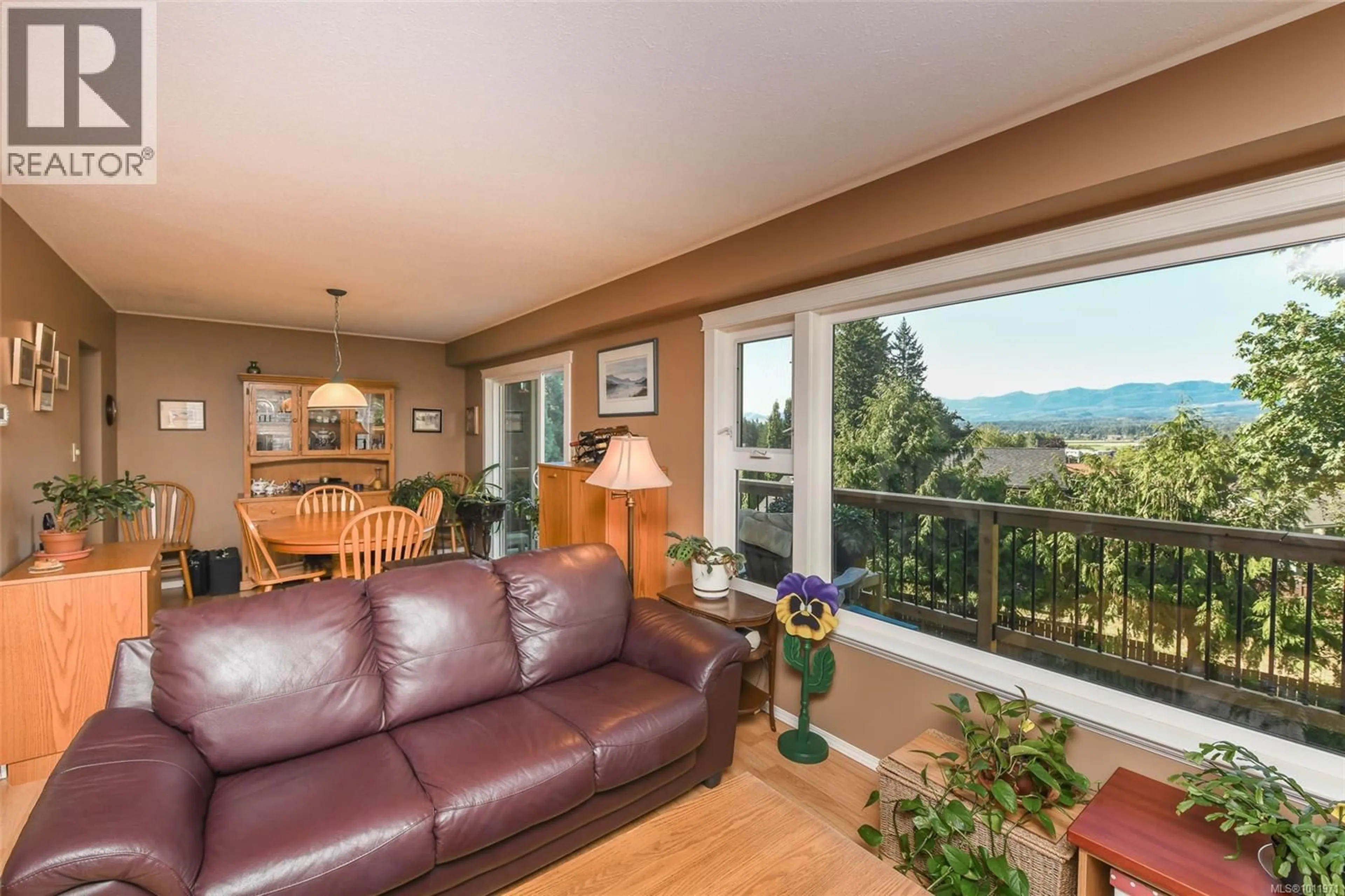 Living room with furniture, wood/laminate floor for 265 PANORAMA PLACE, Courtenay British Columbia V9N5S4