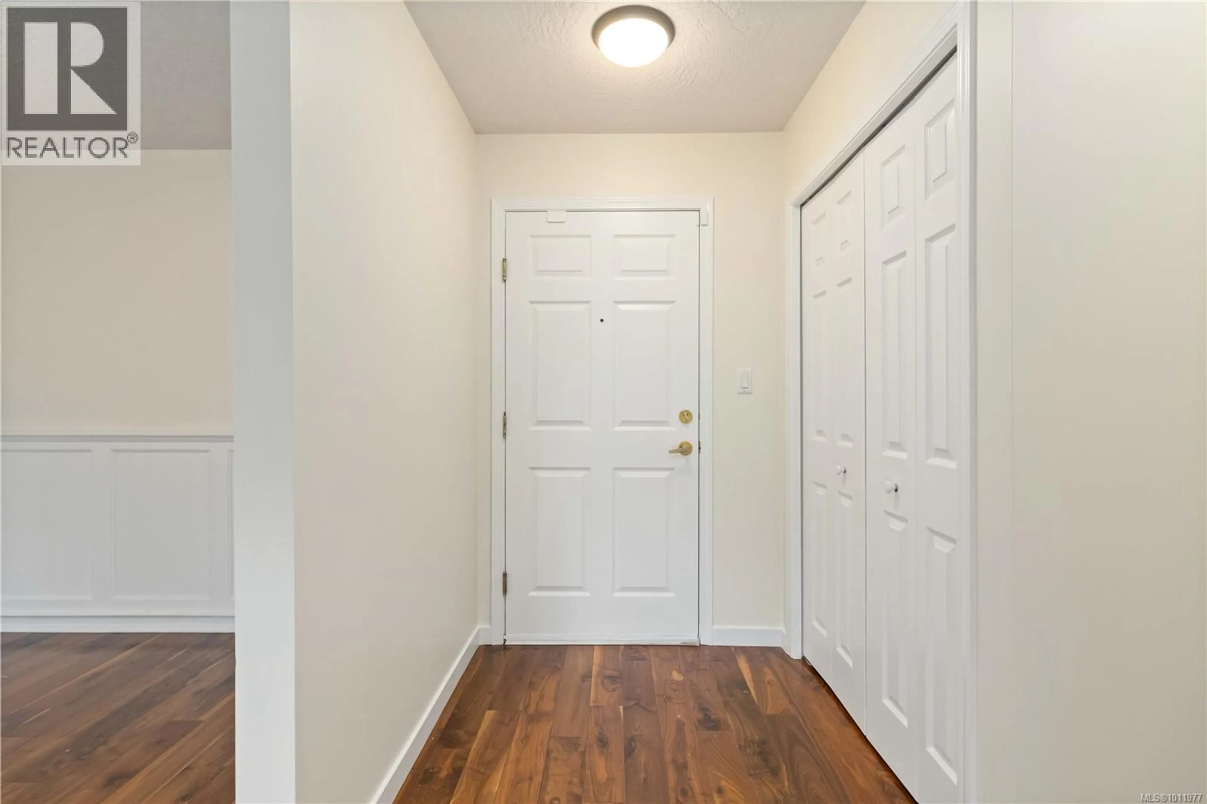 Indoor entryway for 205 - 9945 FIFTH STREET, Sidney British Columbia V8L2X6