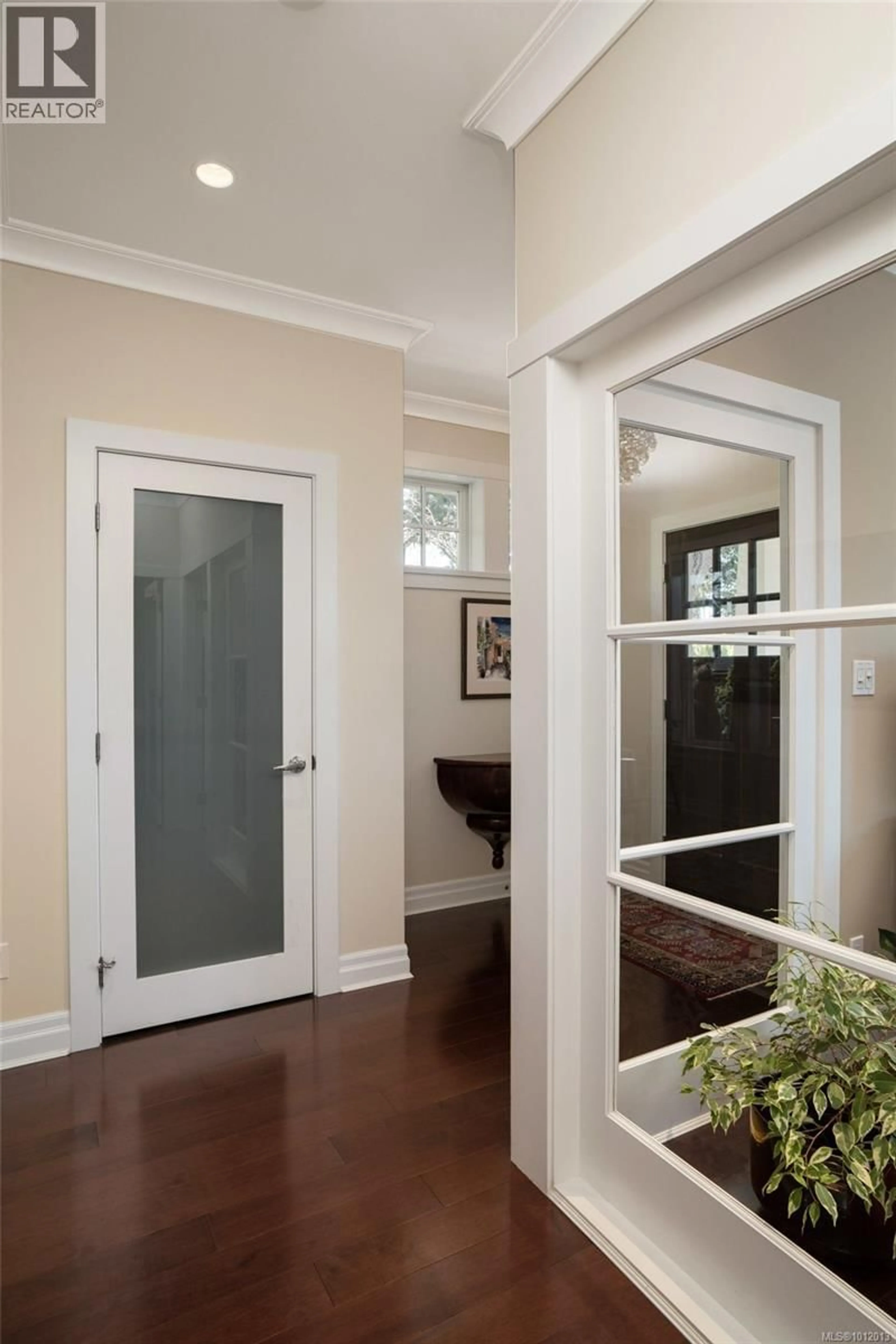 Indoor entryway for 6 - 1770 ROCKLAND AVENUE, Victoria British Columbia V8S1X2