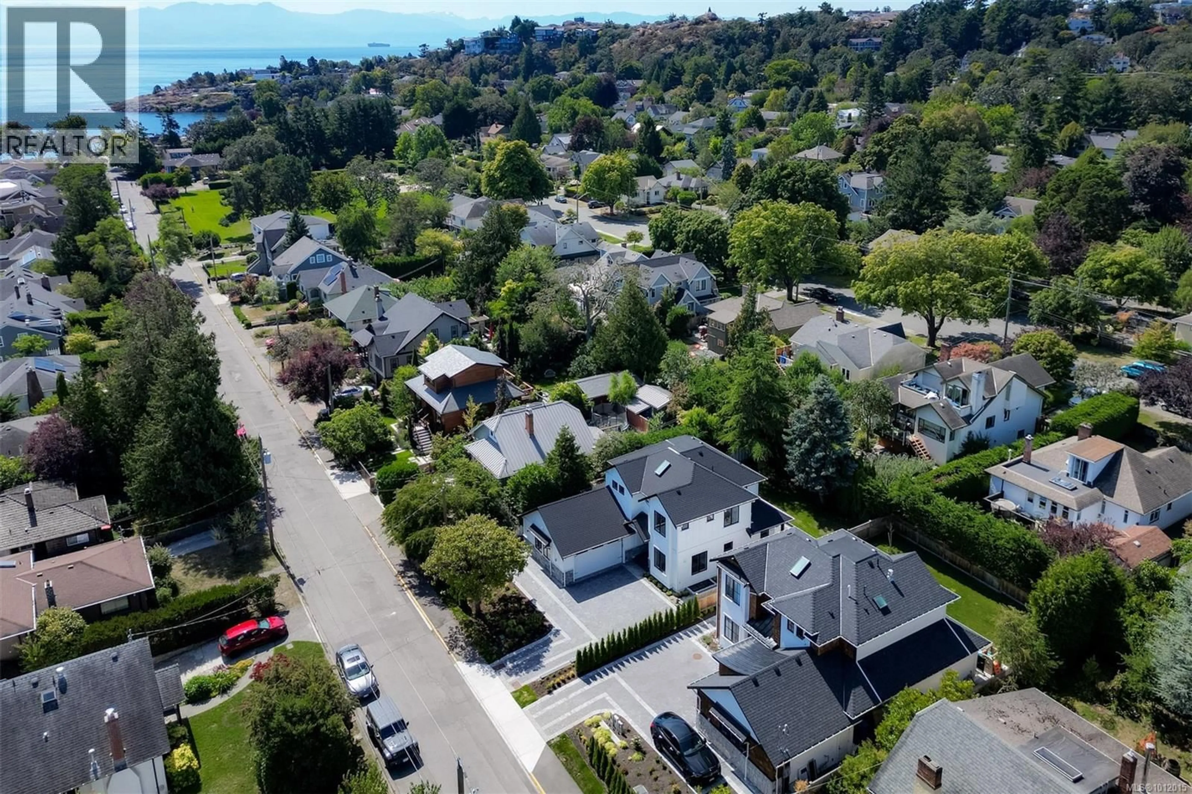 A pic from outside/outdoor area/front of a property/back of a property/a pic from drone, street for 650 MONTEREY AVENUE, Oak Bay British Columbia V8S4T9