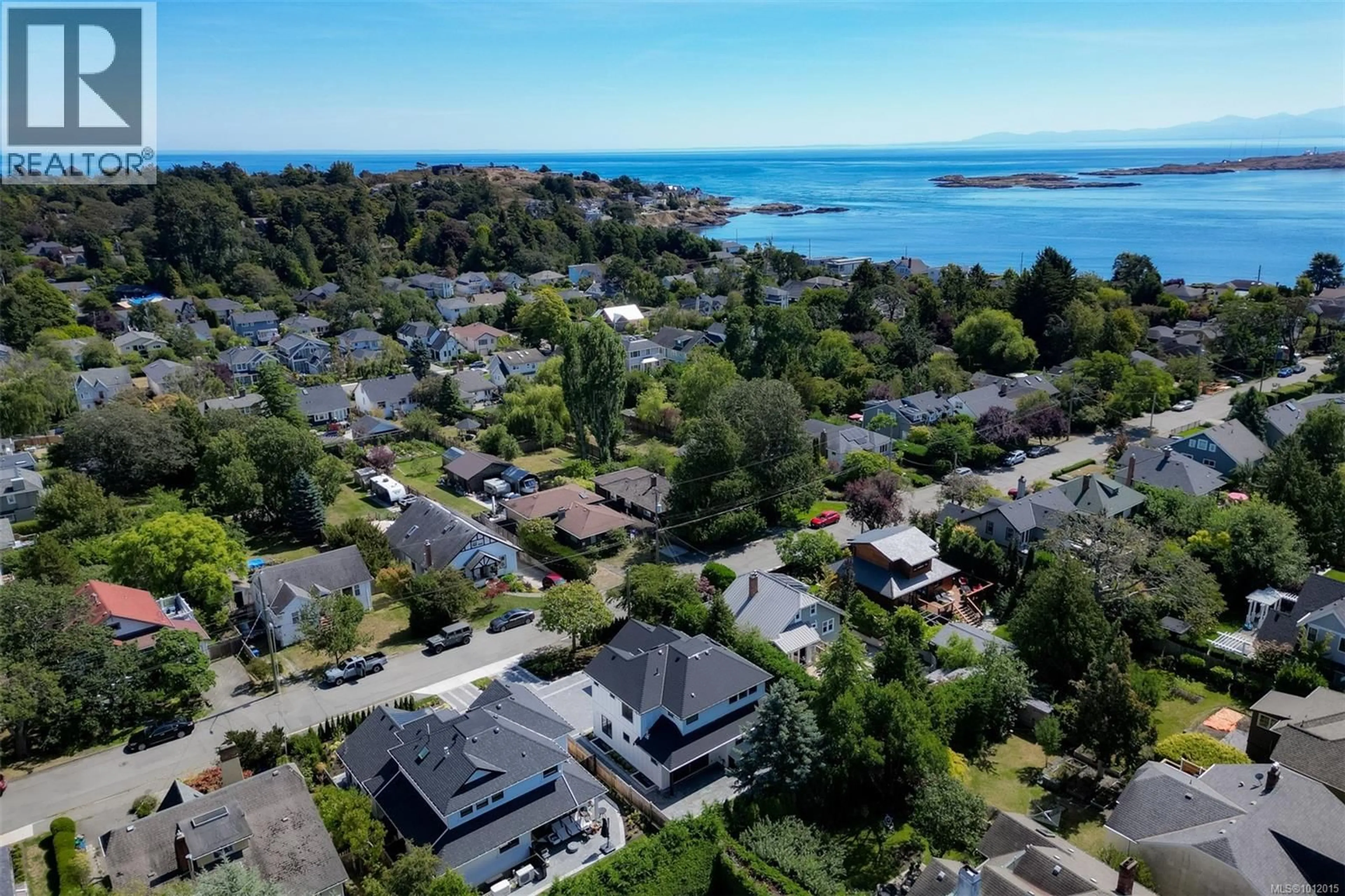 A pic from outside/outdoor area/front of a property/back of a property/a pic from drone, water/lake/river/ocean view for 650 MONTEREY AVENUE, Oak Bay British Columbia V8S4T9