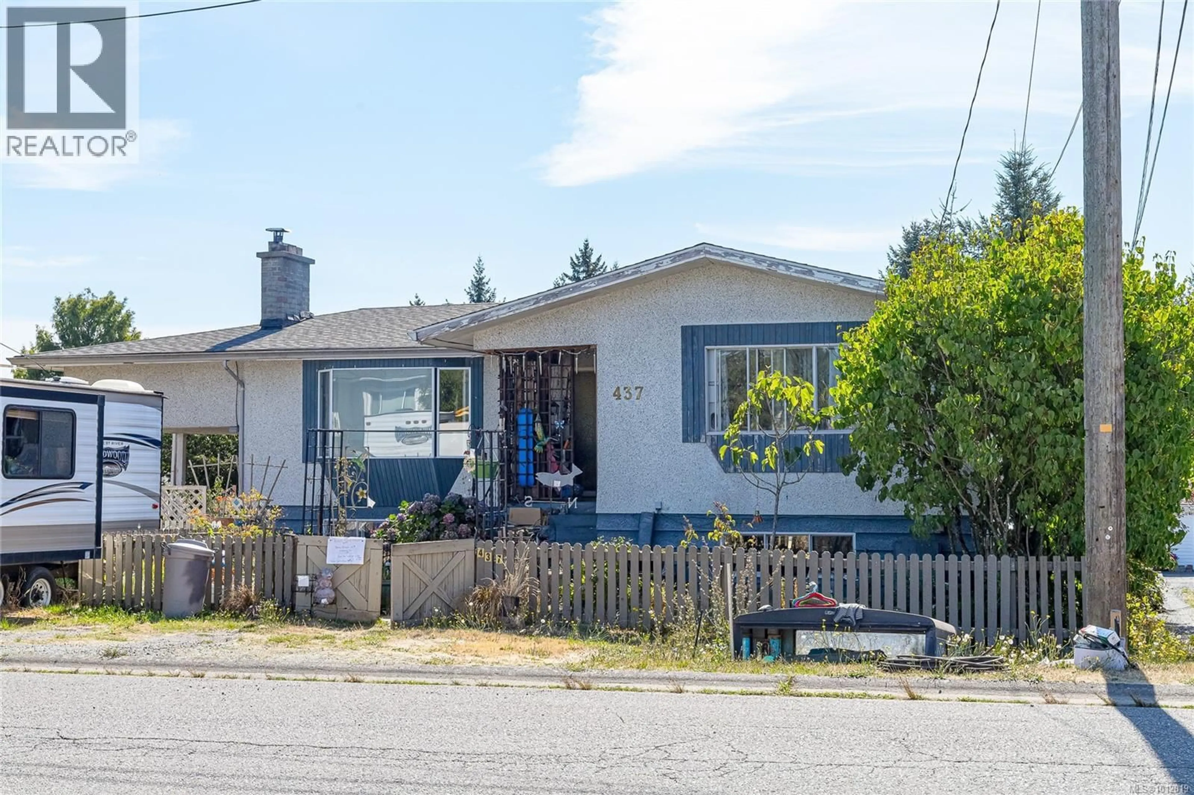 Home with vinyl exterior material, street for 437 METHUEN STREET, Ladysmith British Columbia V9G1B8