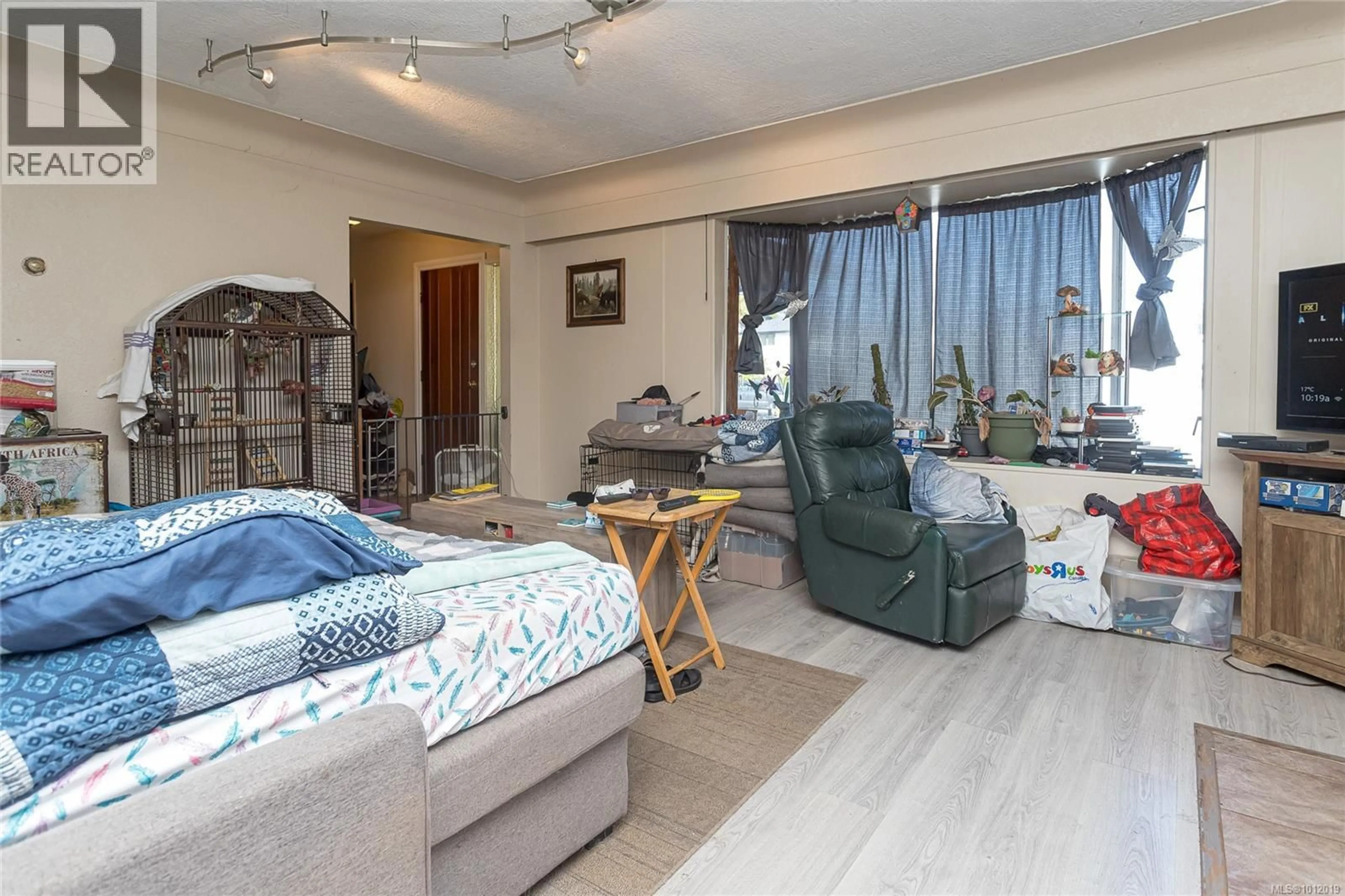Living room with furniture, unknown for 437 METHUEN STREET, Ladysmith British Columbia V9G1B8