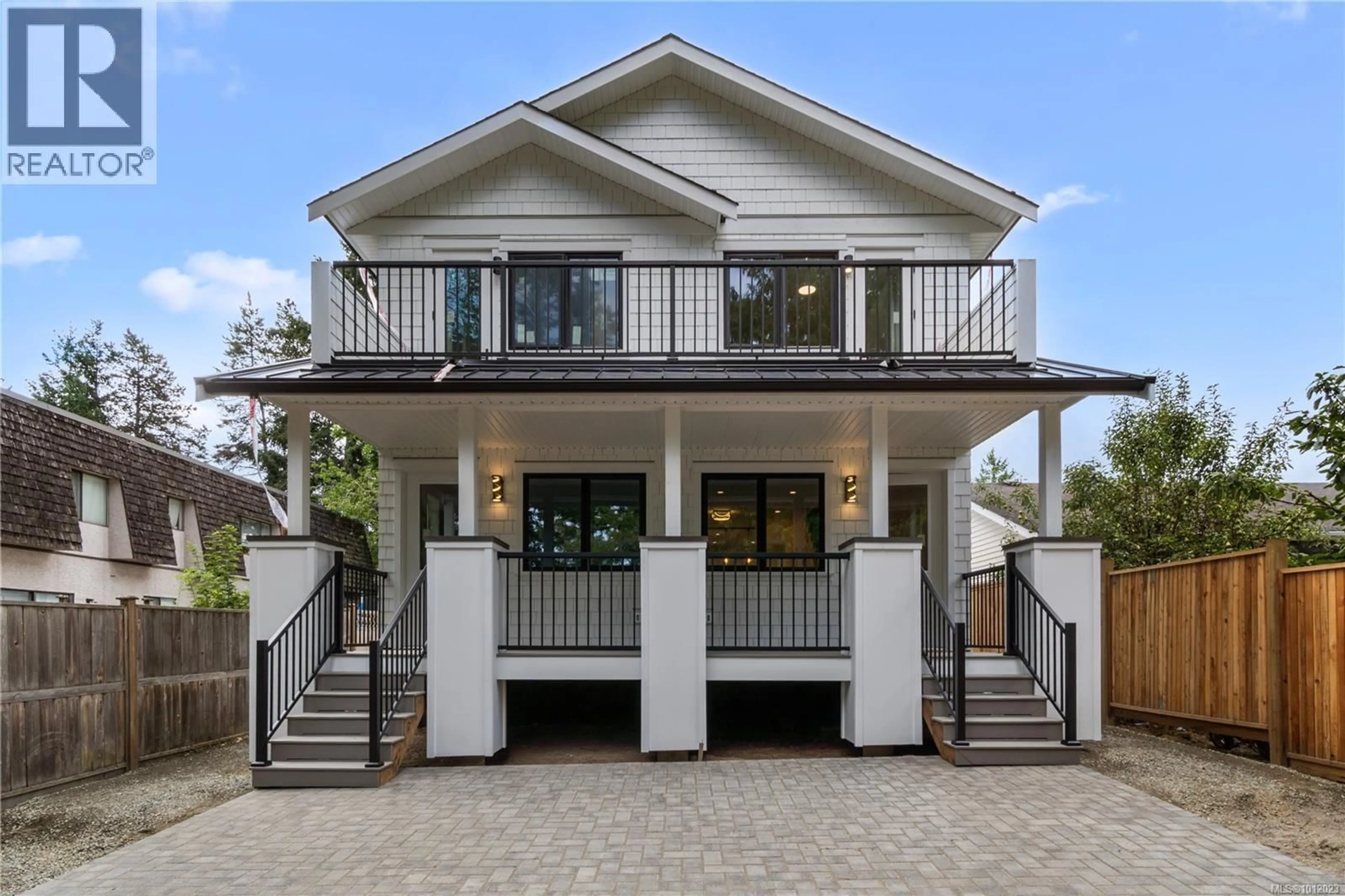 Home with vinyl exterior material, street for B - 149 FIRST AVENUE WEST, Qualicum Beach British Columbia V9K1G9