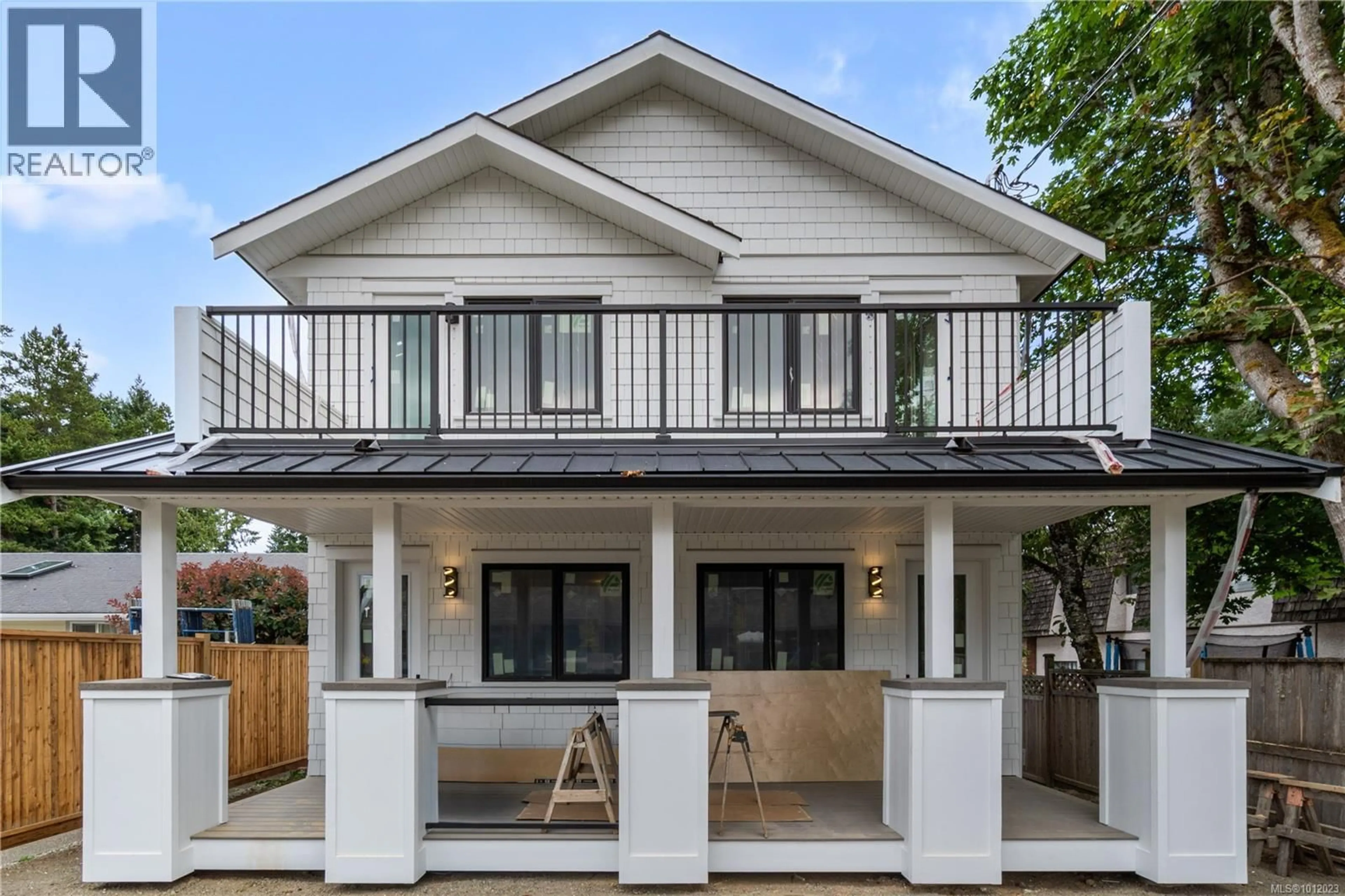 Home with vinyl exterior material, street for B - 149 FIRST AVENUE WEST, Qualicum Beach British Columbia V9K1G9