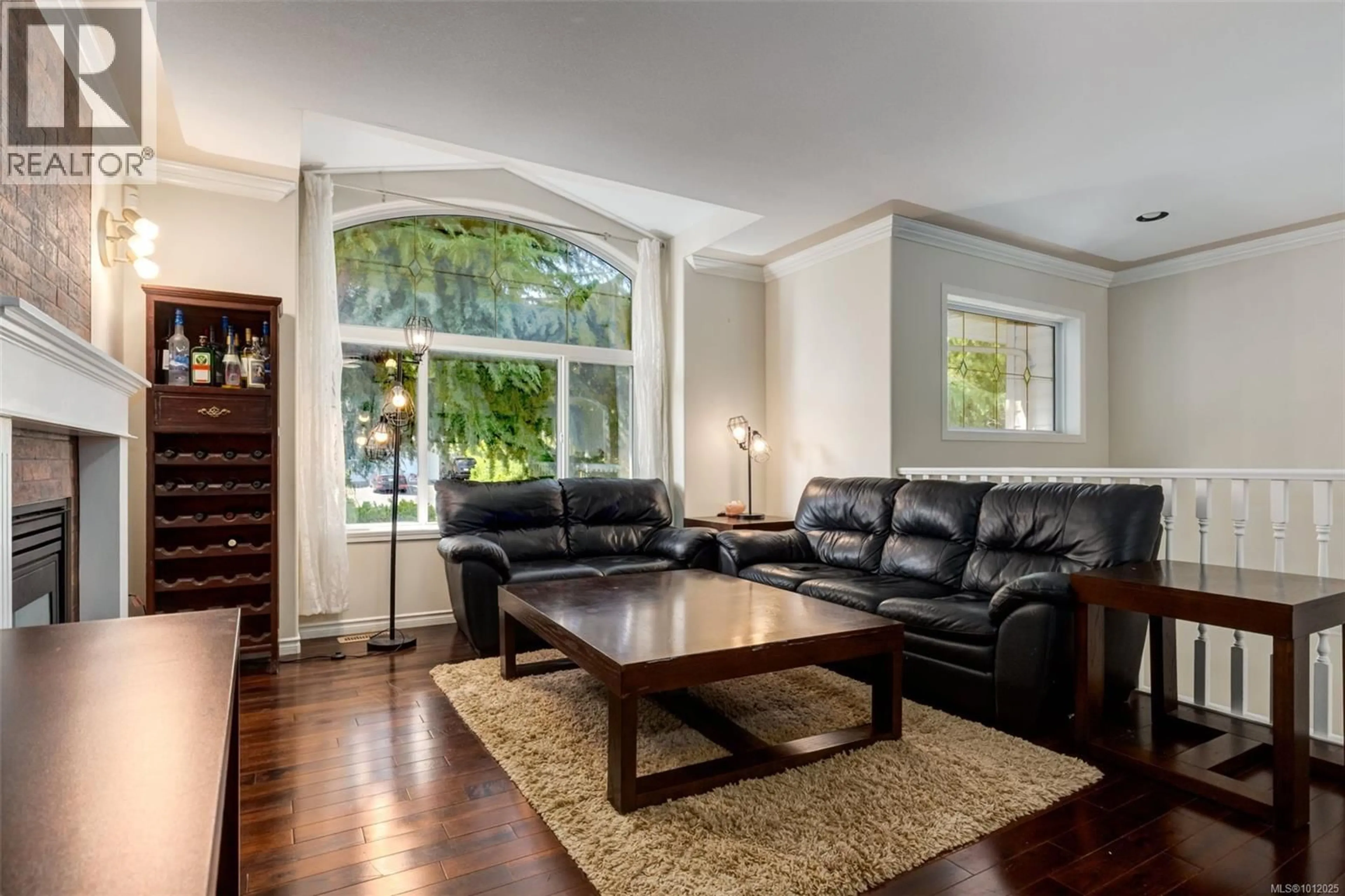 Living room with furniture, wood/laminate floor for 6422 DOVER ROAD, Nanaimo British Columbia V9V1A7