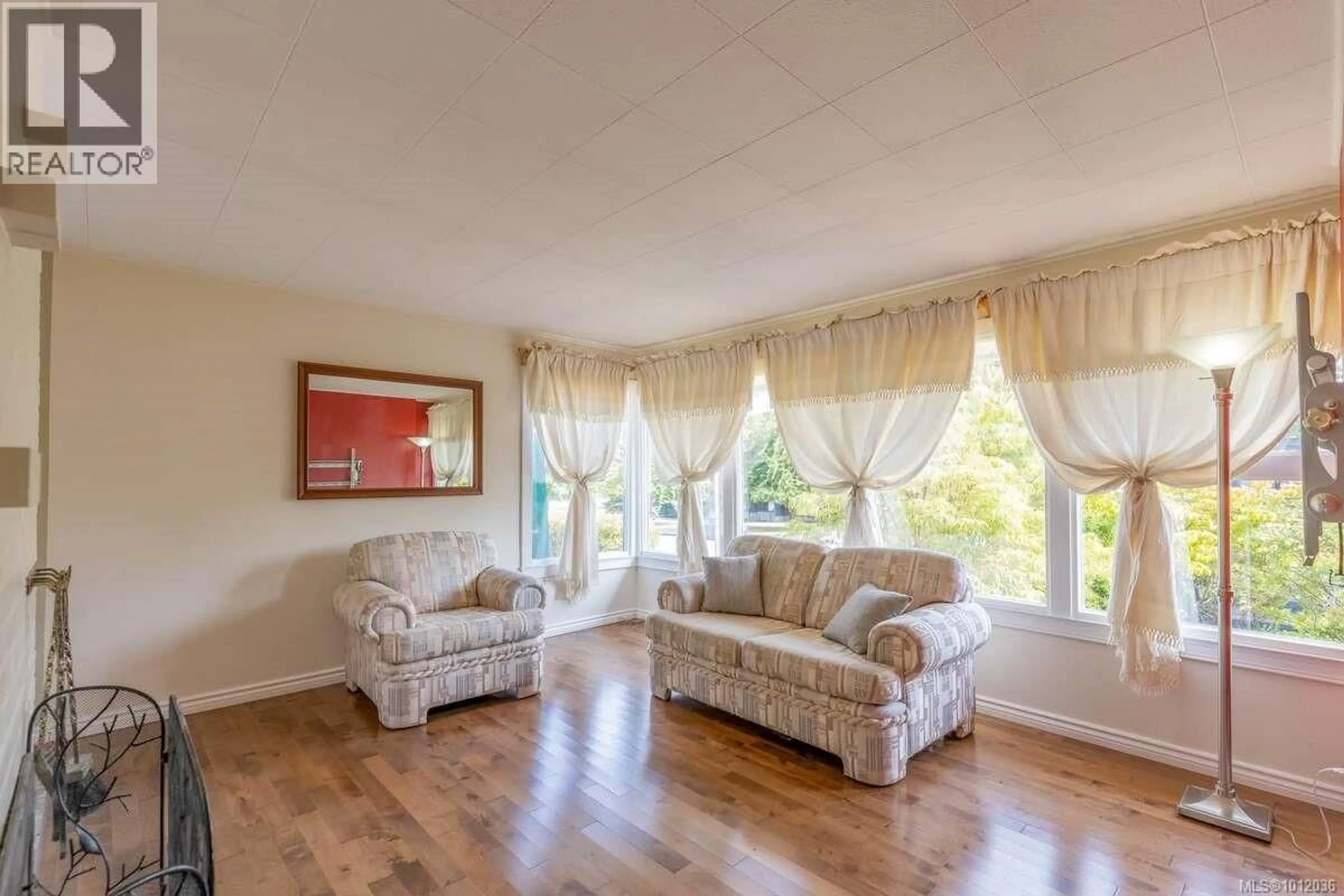 Living room with furniture, wood/laminate floor for 1130 NELSON STREET, Nanaimo British Columbia V9S2K3