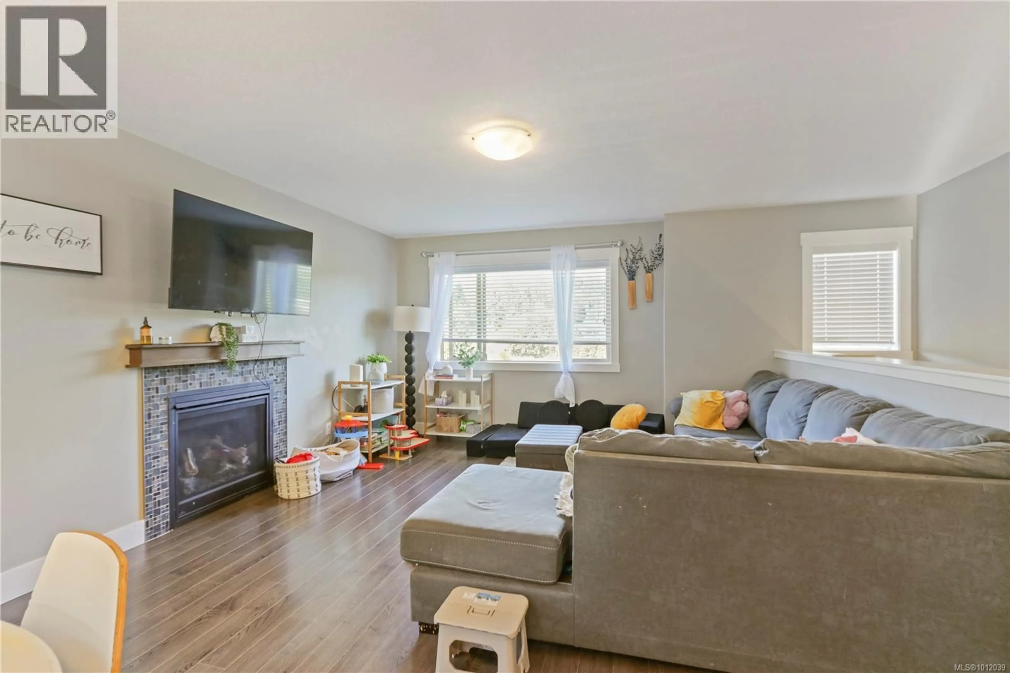 Living room with furniture, wood/laminate floor for 1538 CATCHER ROAD, Nanaimo British Columbia V9R6Z6