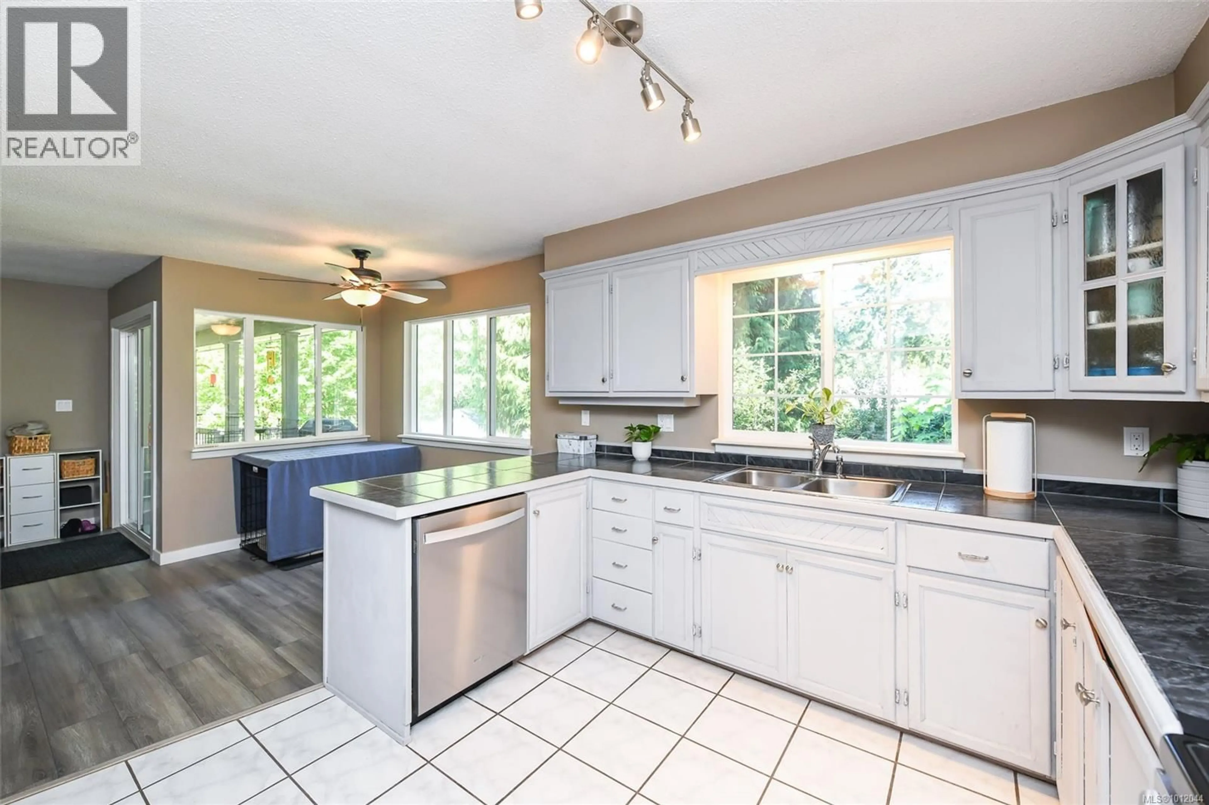 Open concept kitchen, ceramic/tile floor for 7730 VIVIAN WAY, Fanny Bay British Columbia V0R2W0