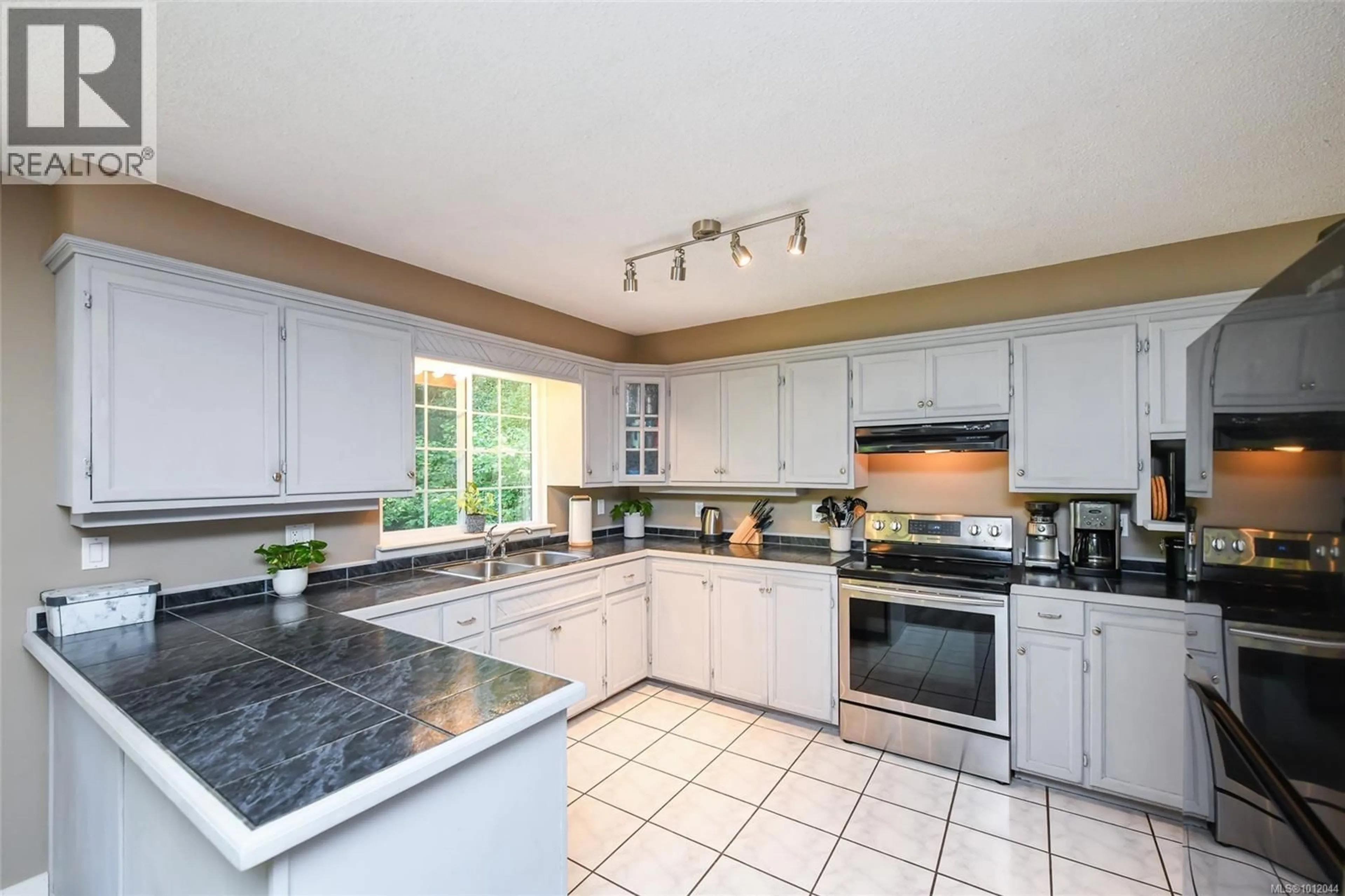 Open concept kitchen, ceramic/tile floor for 7730 VIVIAN WAY, Fanny Bay British Columbia V0R2W0