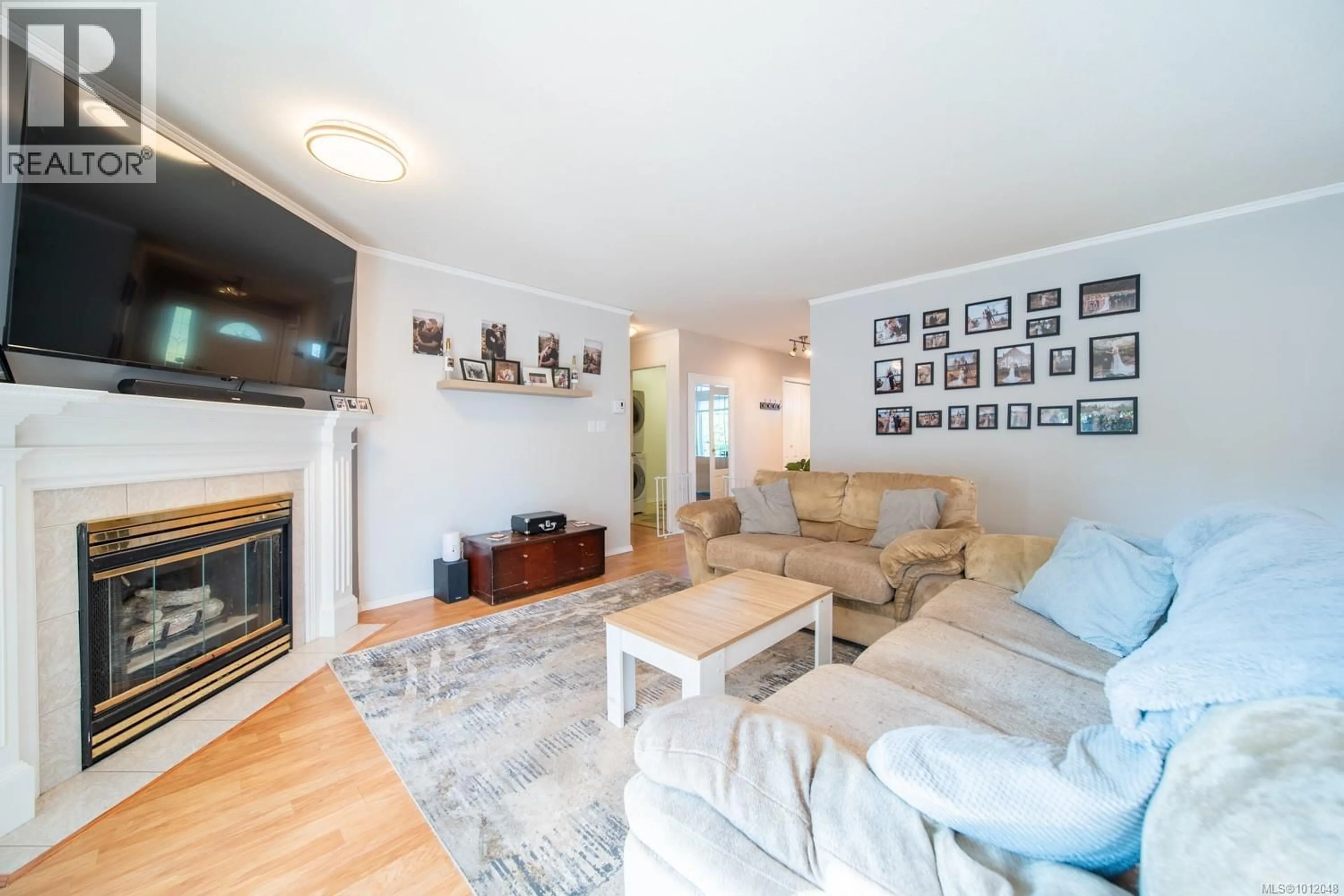 Living room with furniture, wood/laminate floor for 5668 RUTHERFORD ROAD, Nanaimo British Columbia V9T6R2