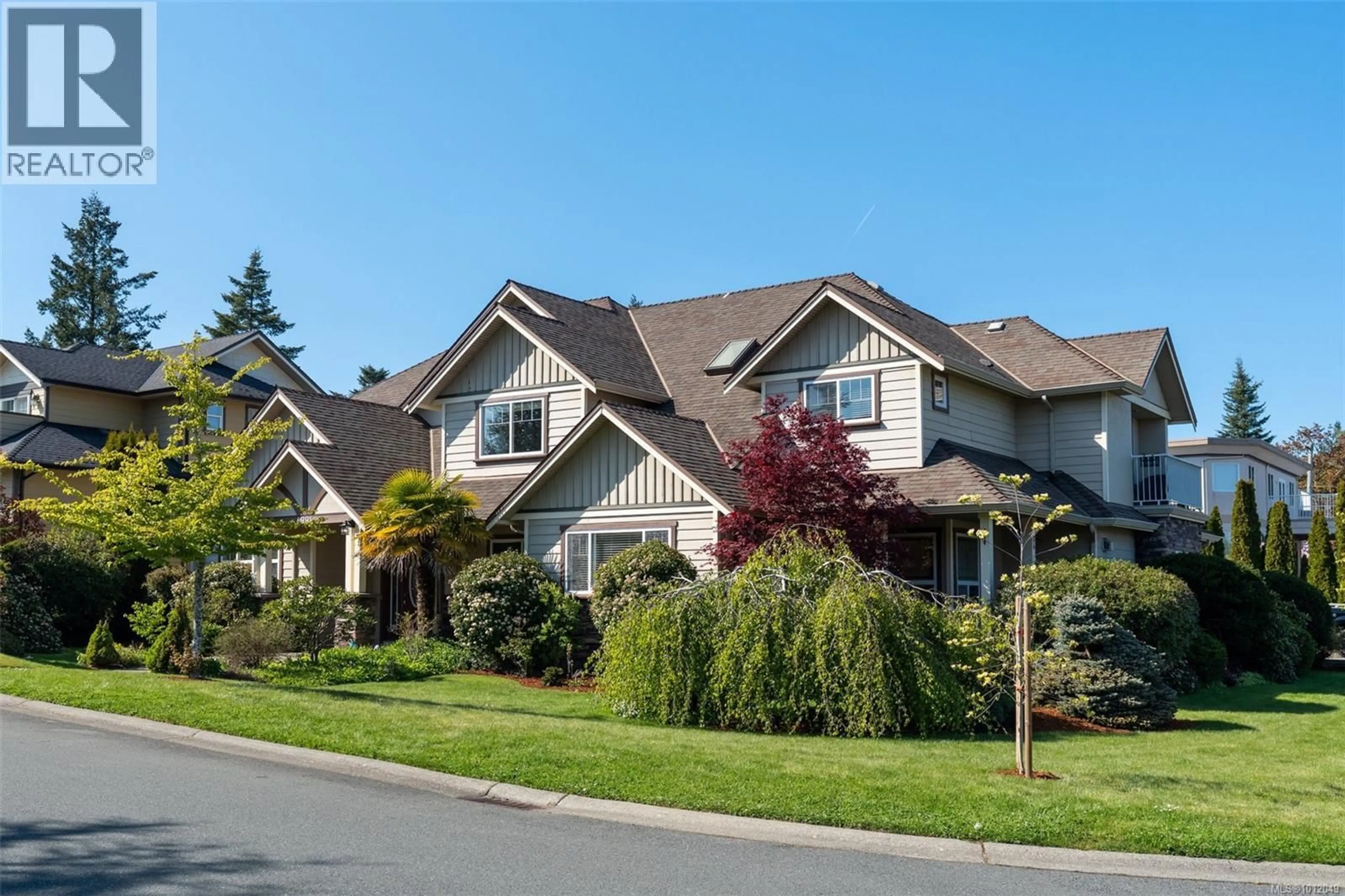 Home with vinyl exterior material, street for 4994 LA QUINTA PLACE, Saanich British Columbia V8Y3G9