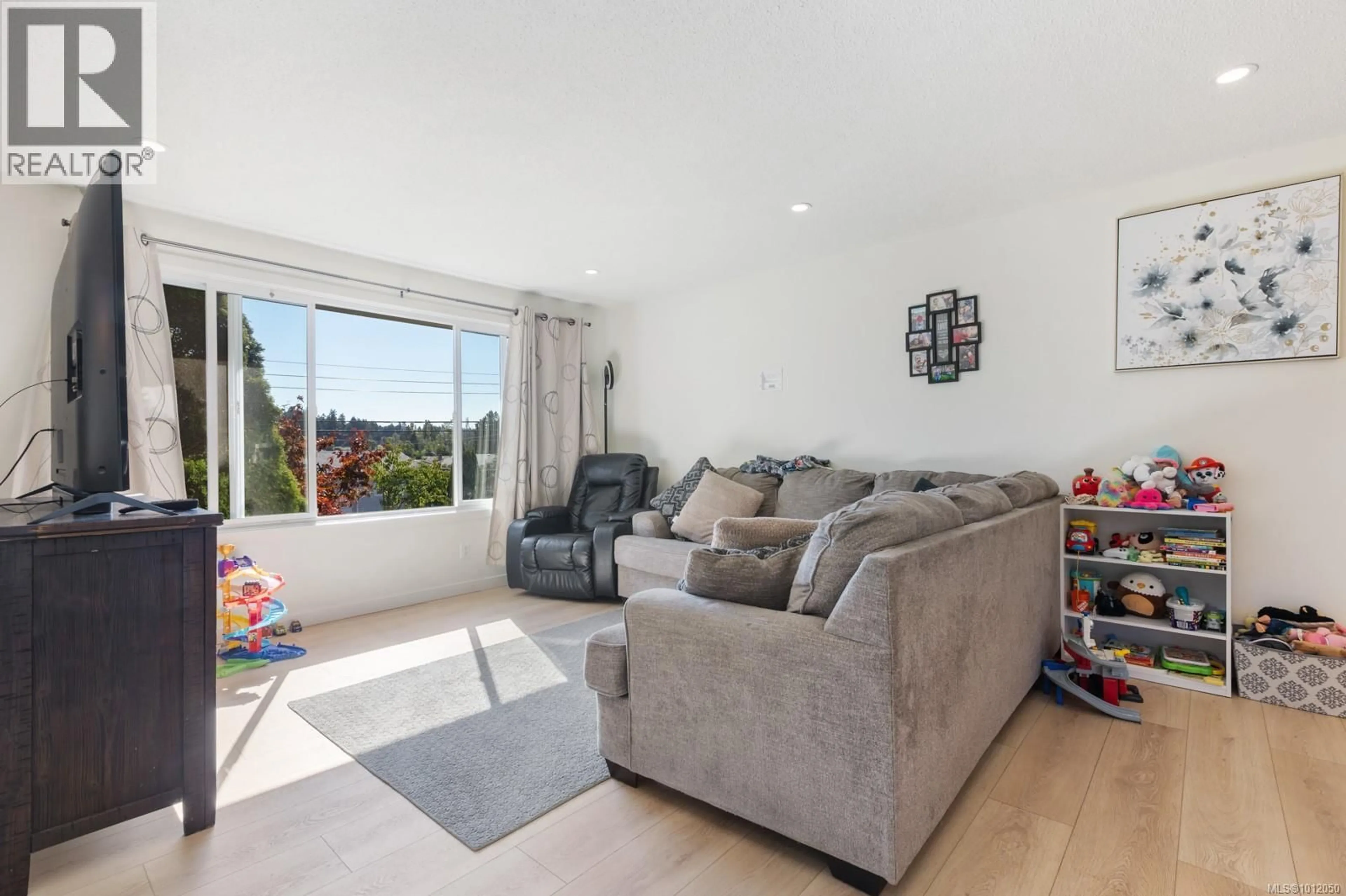Living room with furniture, unknown for 525 SALISH STREET, Comox British Columbia V9M5L5