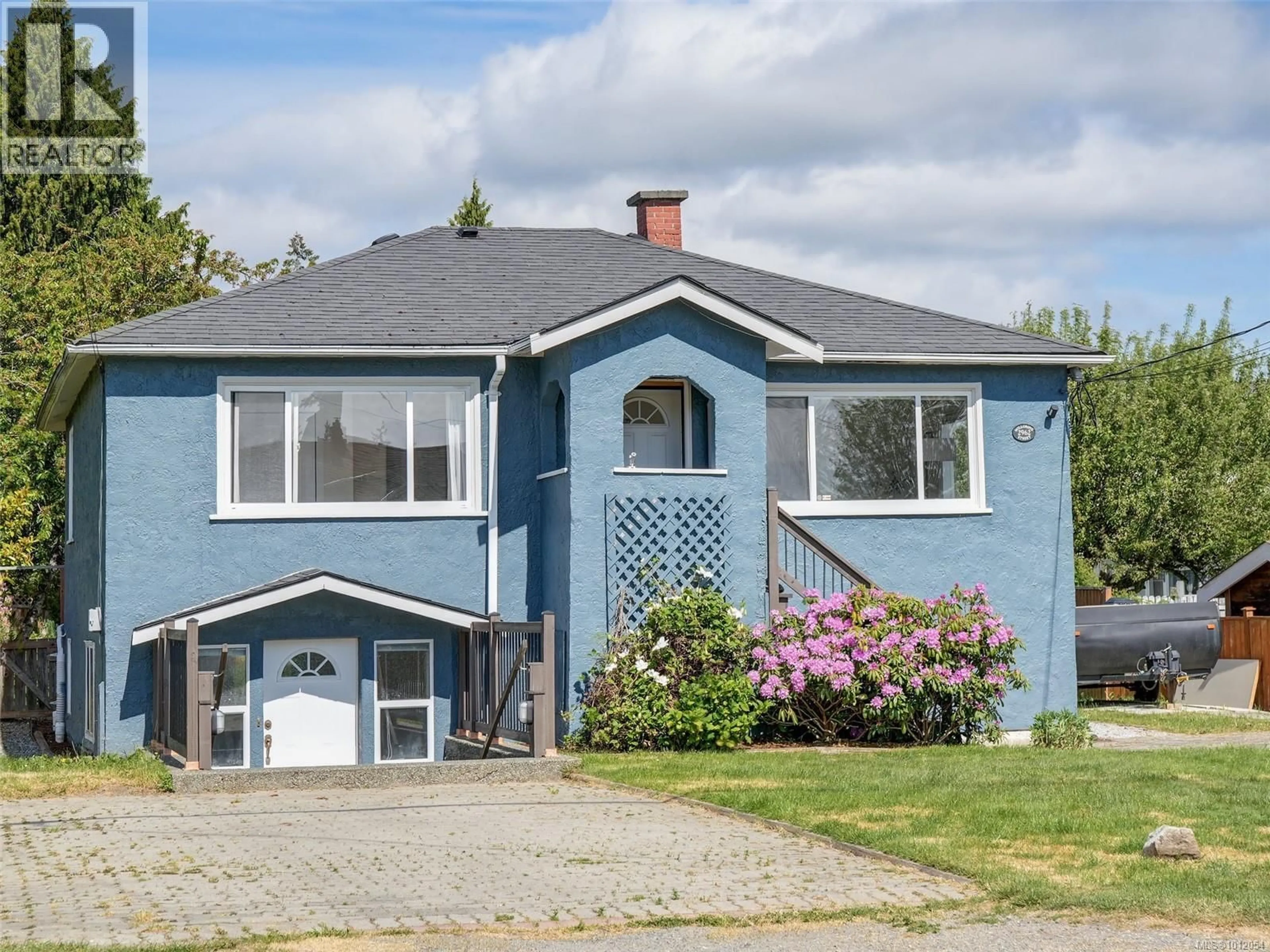 Home with vinyl exterior material, street for 2962 MILLGROVE STREET, Saanich British Columbia V9A1X3