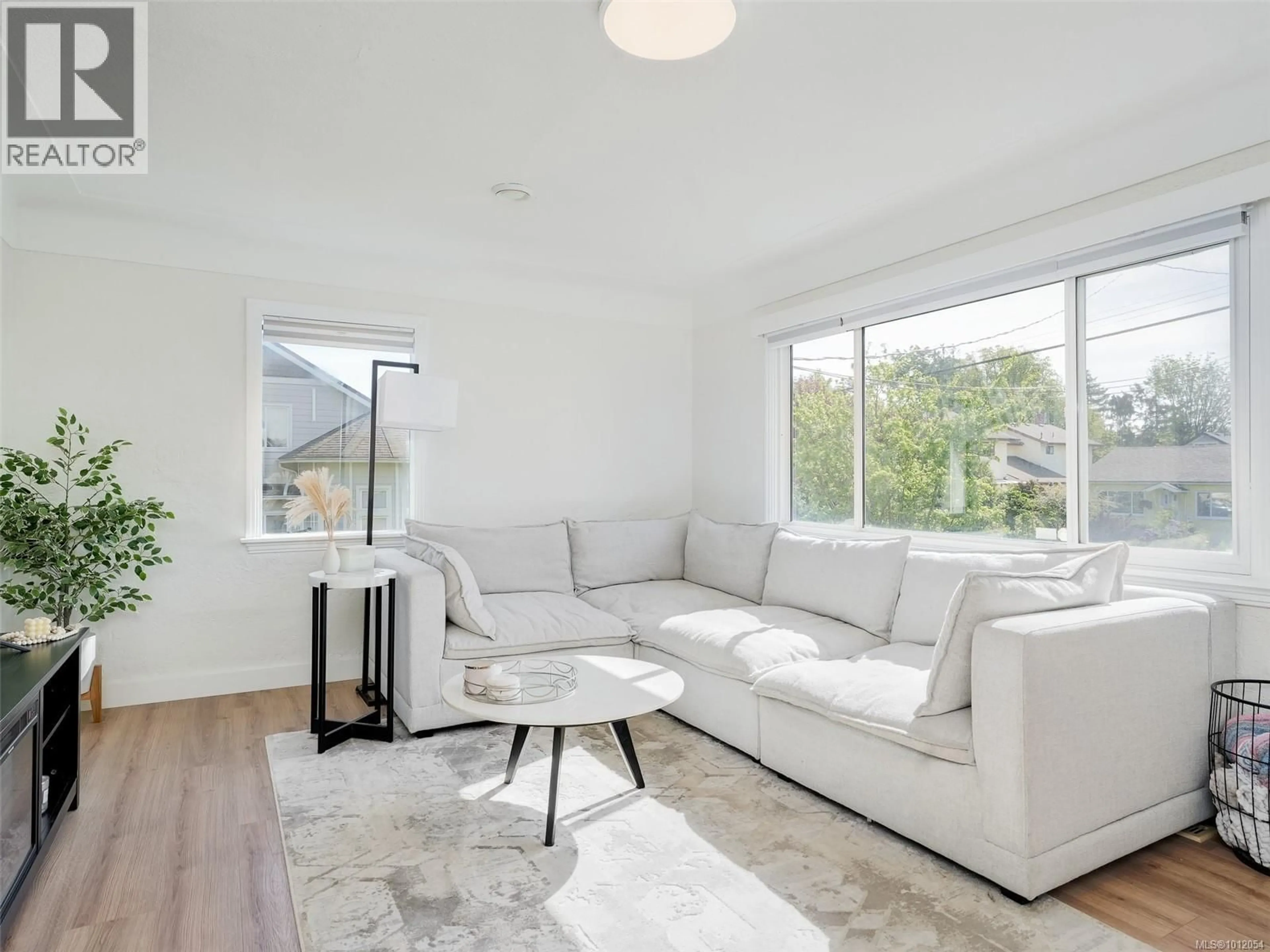 Living room with furniture, unknown for 2962 MILLGROVE STREET, Saanich British Columbia V9A1X3