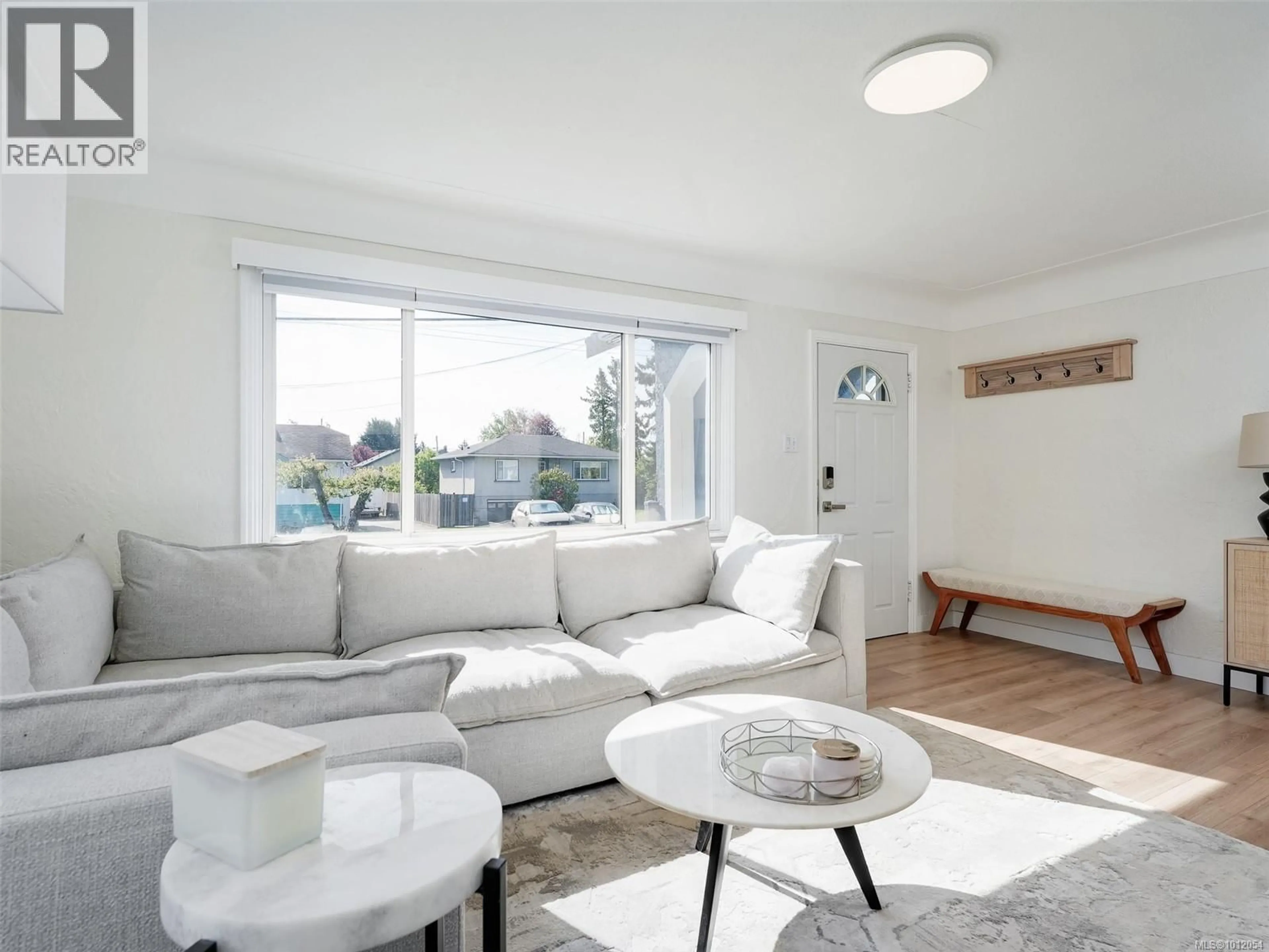 Living room with furniture, unknown for 2962 MILLGROVE STREET, Saanich British Columbia V9A1X3
