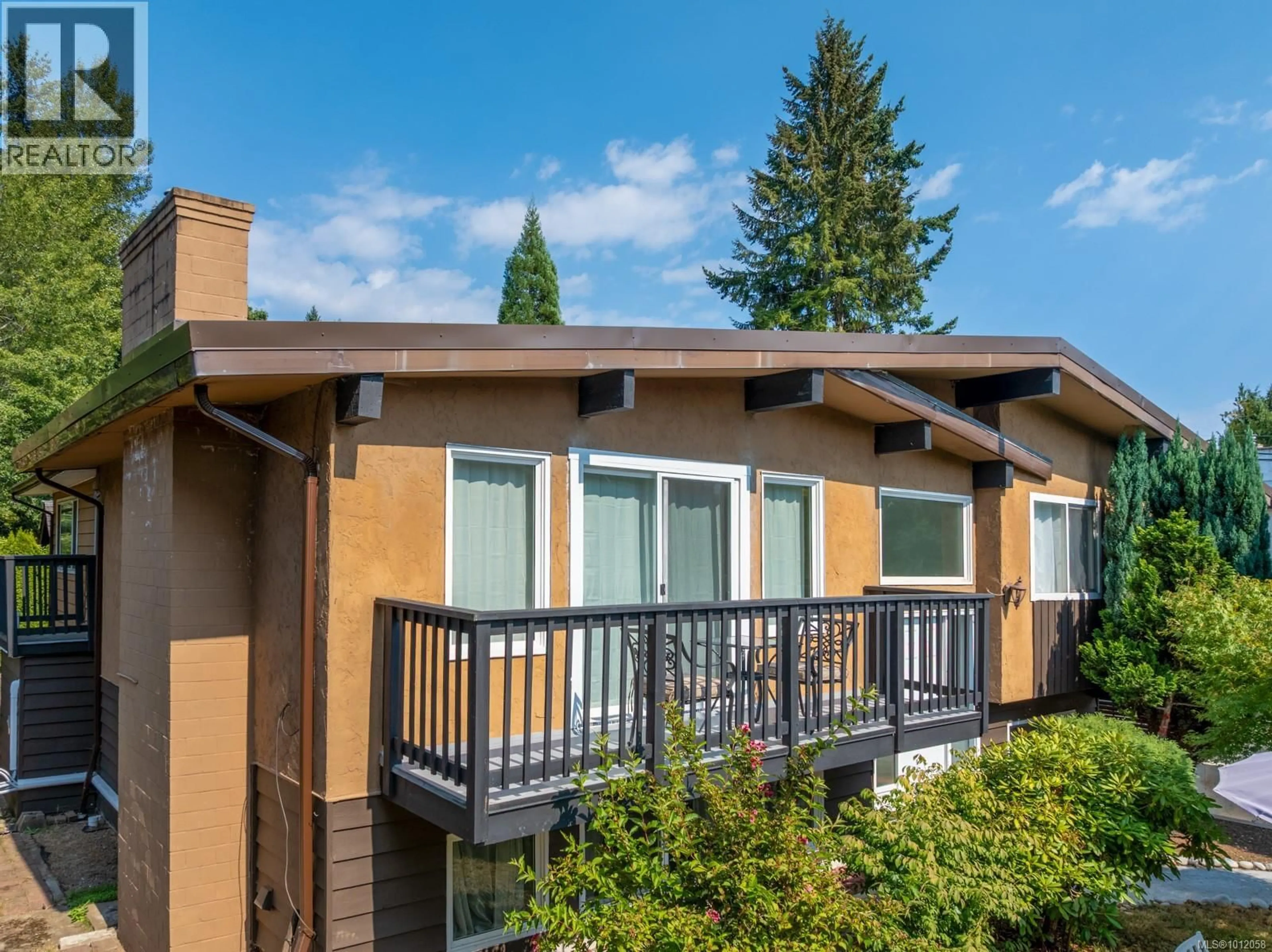 Home with vinyl exterior material, unknown for 220 URQUHART AVENUE, Courtenay British Columbia V9N3K1