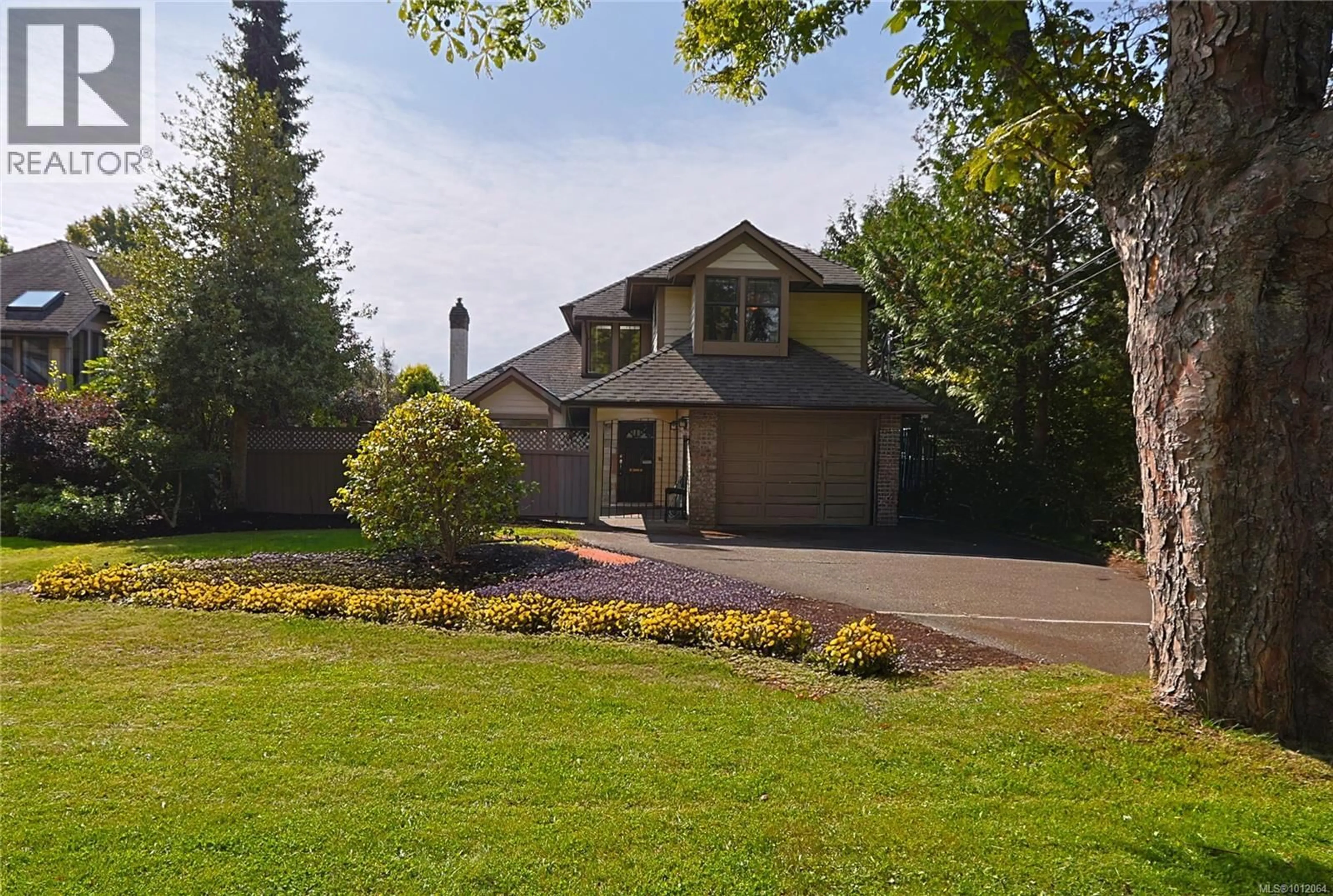 A pic from outside/outdoor area/front of a property/back of a property/a pic from drone, street for 2317 WINDSOR ROAD, Oak Bay British Columbia V8S3E4