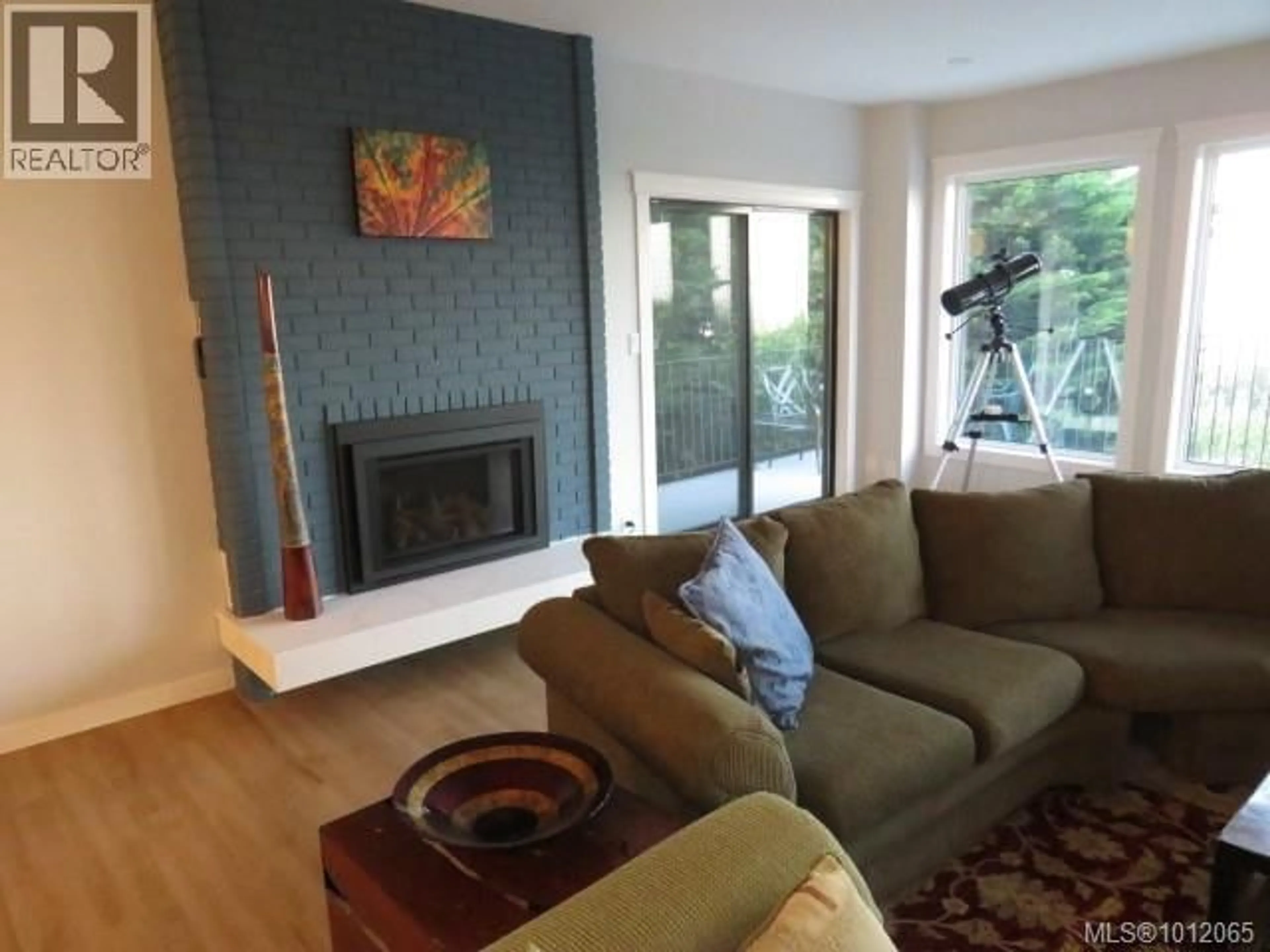 Living room with furniture, unknown for 8870 FOREST PARK DRIVE, North Saanich British Columbia V8L4E9