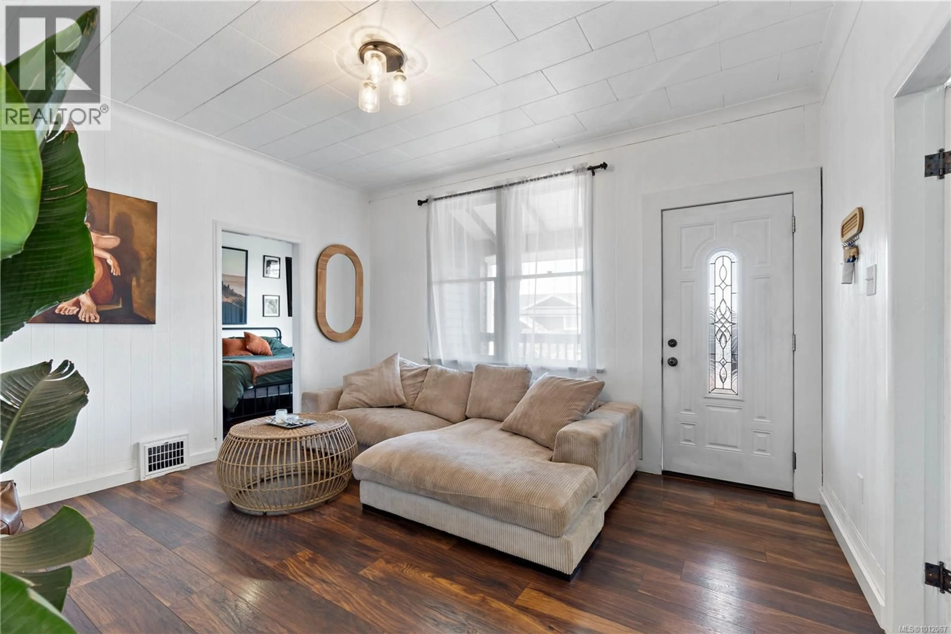 Living room with furniture, wood/laminate floor for 221 EATON STREET, Nanaimo British Columbia V9R4Y5