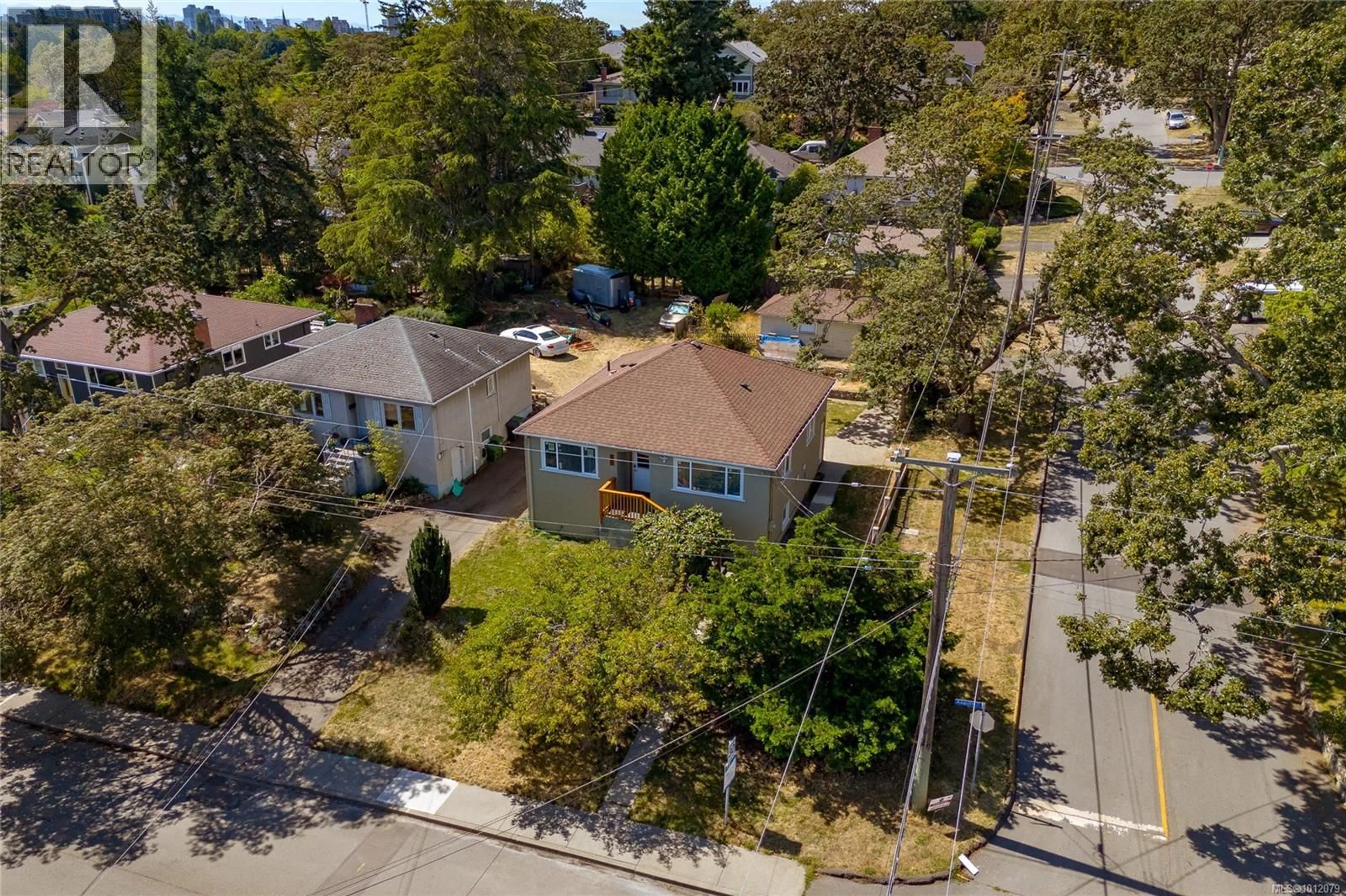 A pic from outside/outdoor area/front of a property/back of a property/a pic from drone, street for 2666 ASQUITH STREET, Victoria British Columbia V8R3Y3