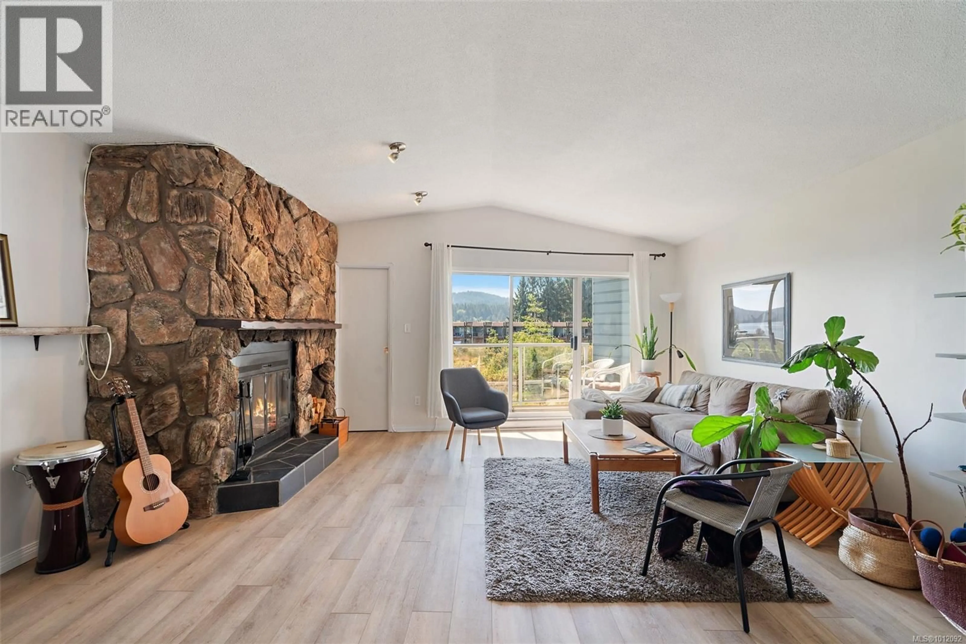 Living room with furniture, wood/laminate floor for 11 - 6110 SEABROOM ROAD, Sooke British Columbia V9Z0B8