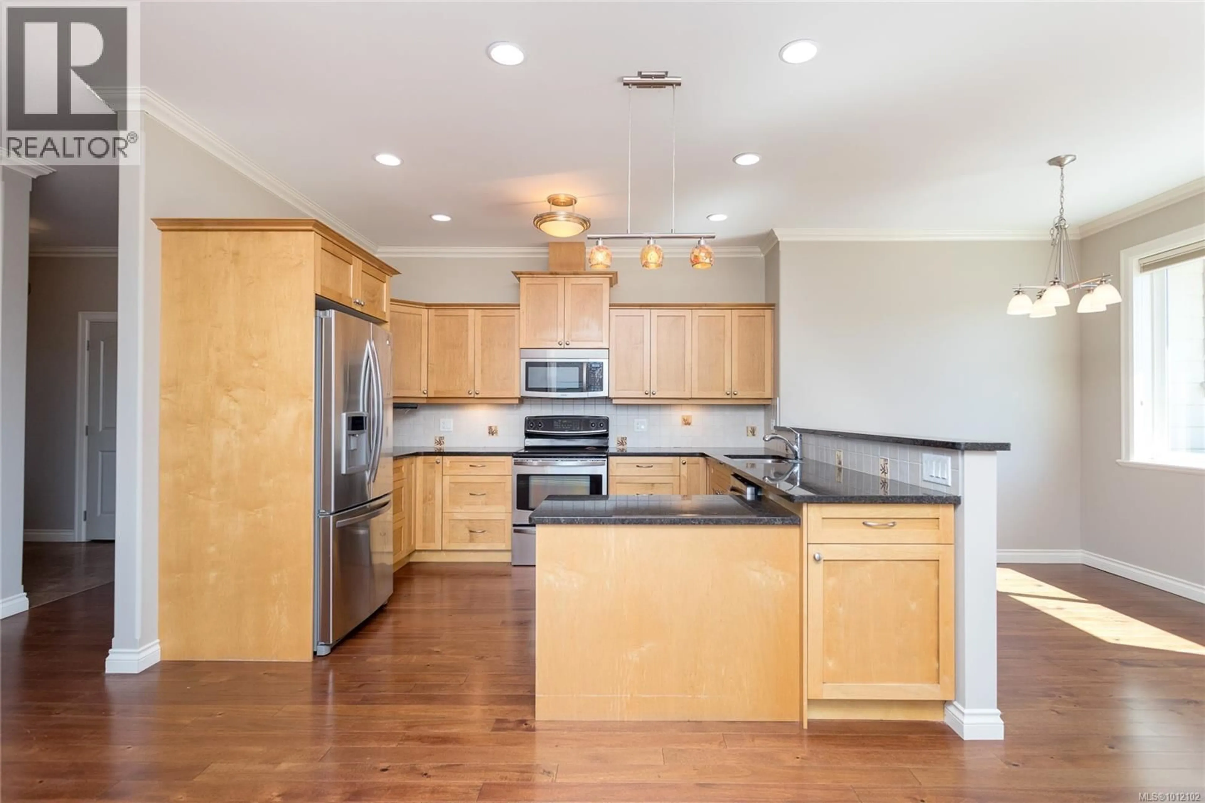Open concept kitchen, wood/laminate floor for 2435 ORCHARD AVENUE, Sidney British Columbia V8L1V3