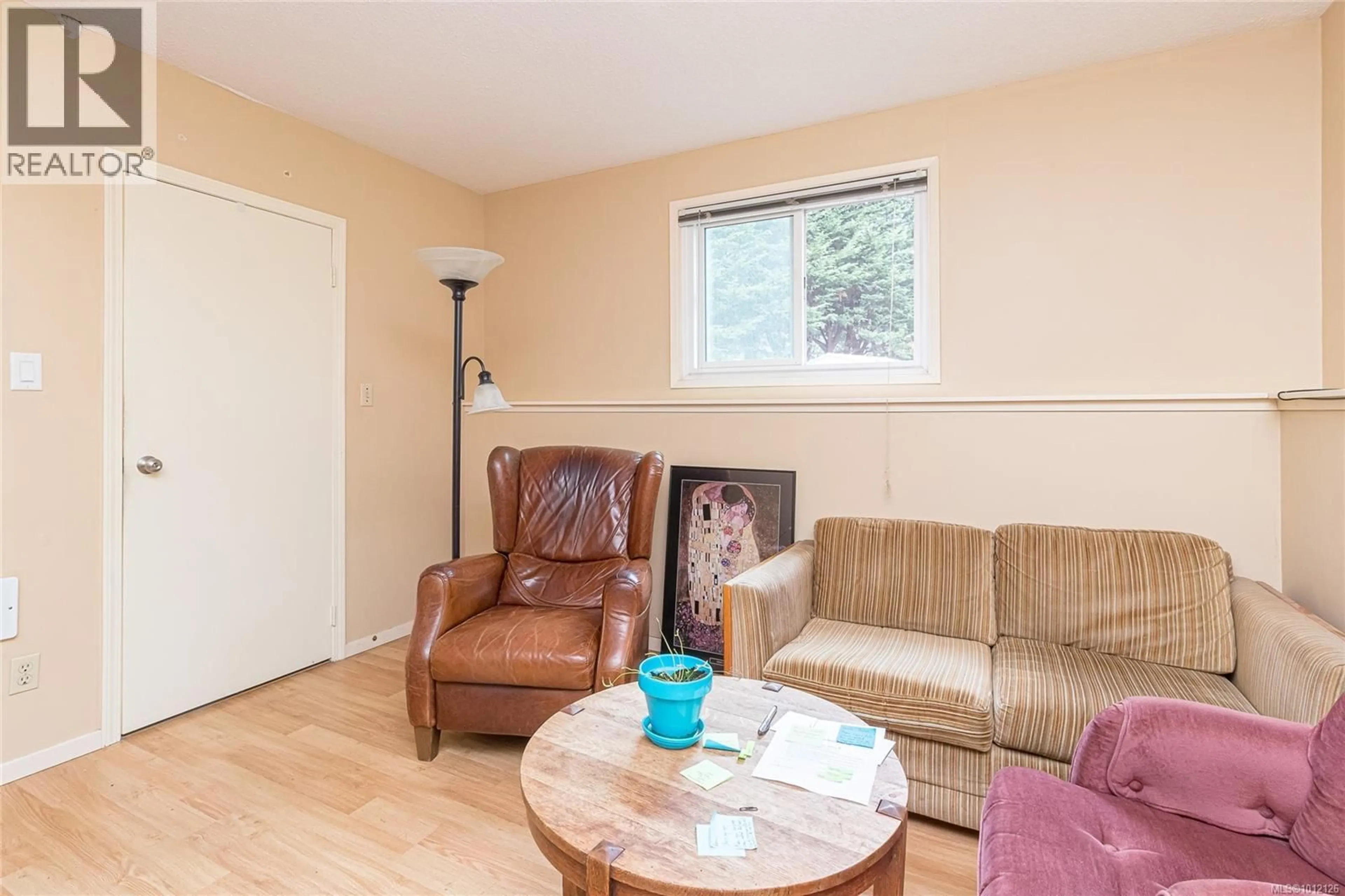 Living room with furniture, wood/laminate floor for 3956 LONG GUN PLACE, Saanich British Columbia V8N3A9