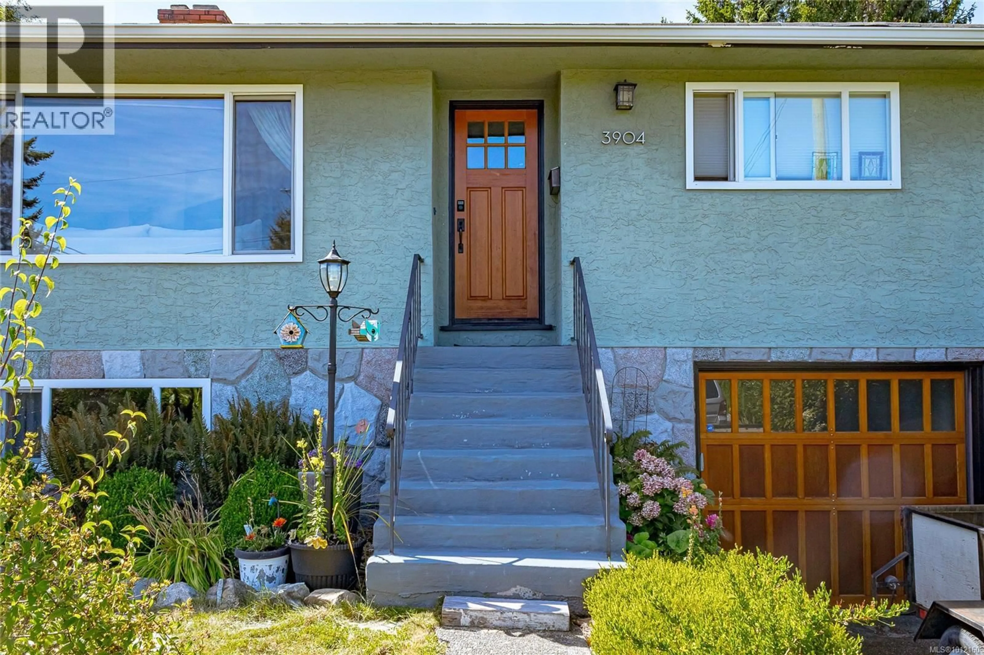 Unknown for 3904 ANTON STREET, Saanich British Columbia V8Z4M3