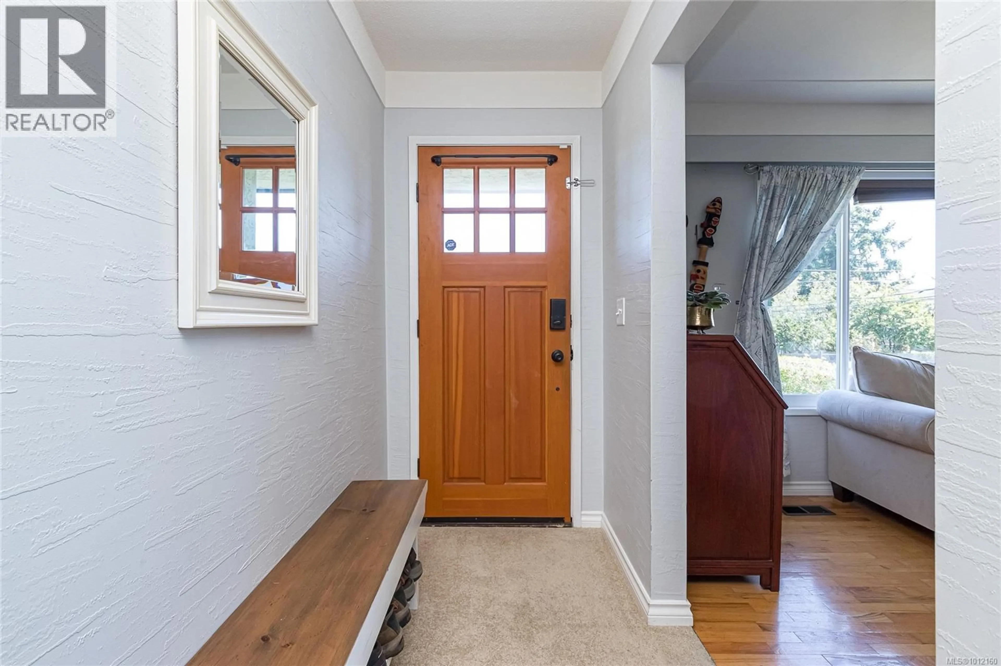 Indoor entryway for 3904 ANTON STREET, Saanich British Columbia V8Z4M3