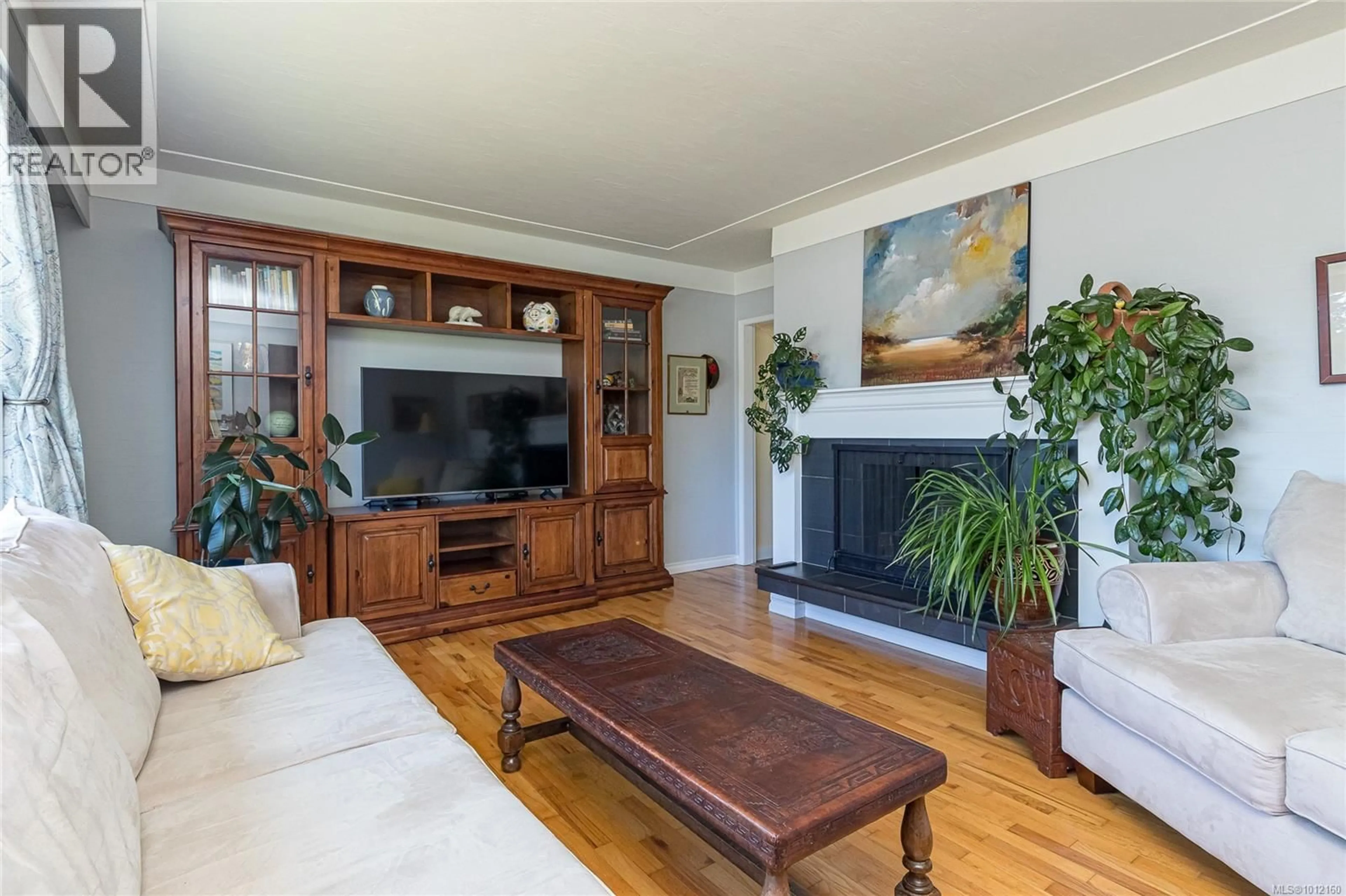 Living room with furniture, wood/laminate floor for 3904 ANTON STREET, Saanich British Columbia V8Z4M3
