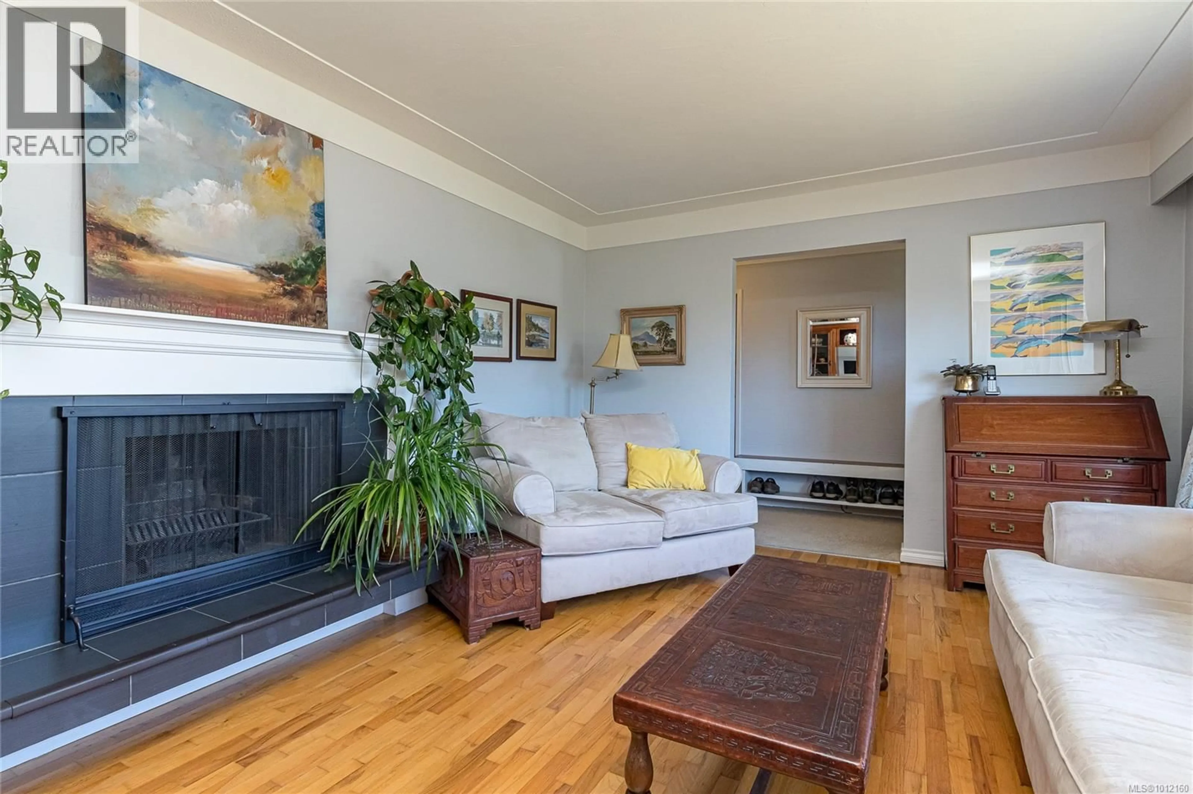 Living room with furniture, wood/laminate floor for 3904 ANTON STREET, Saanich British Columbia V8Z4M3
