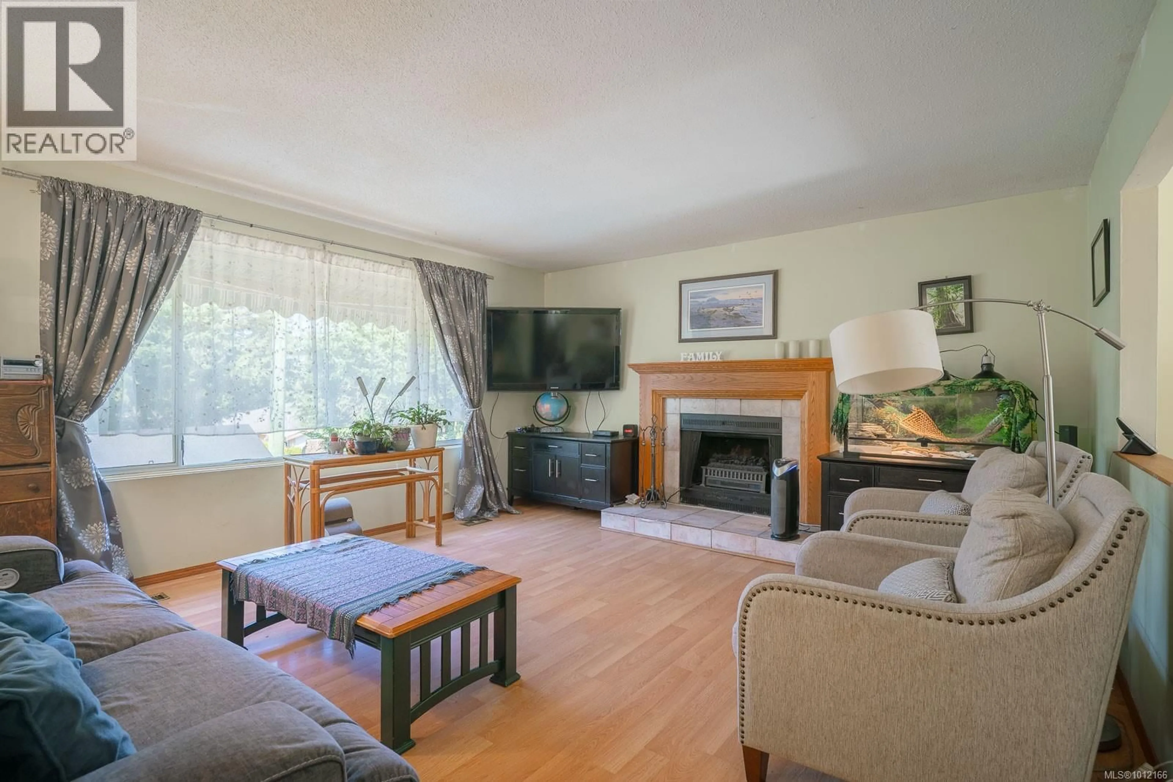 Living room with furniture, wood/laminate floor for 650 RAILWAY AVENUE, Nanaimo British Columbia V9R4K9