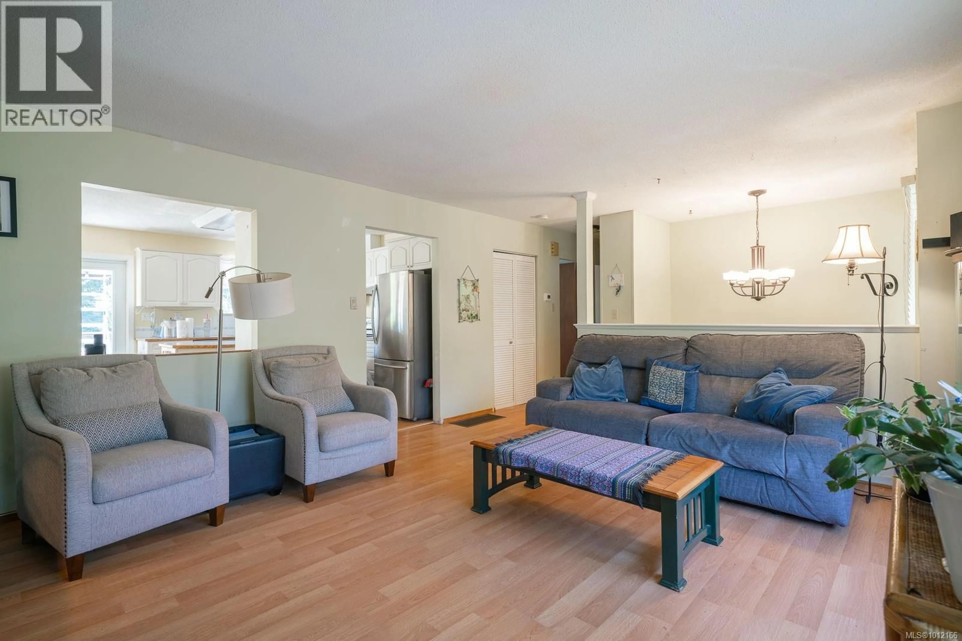 Living room with furniture, wood/laminate floor for 650 RAILWAY AVENUE, Nanaimo British Columbia V9R4K9