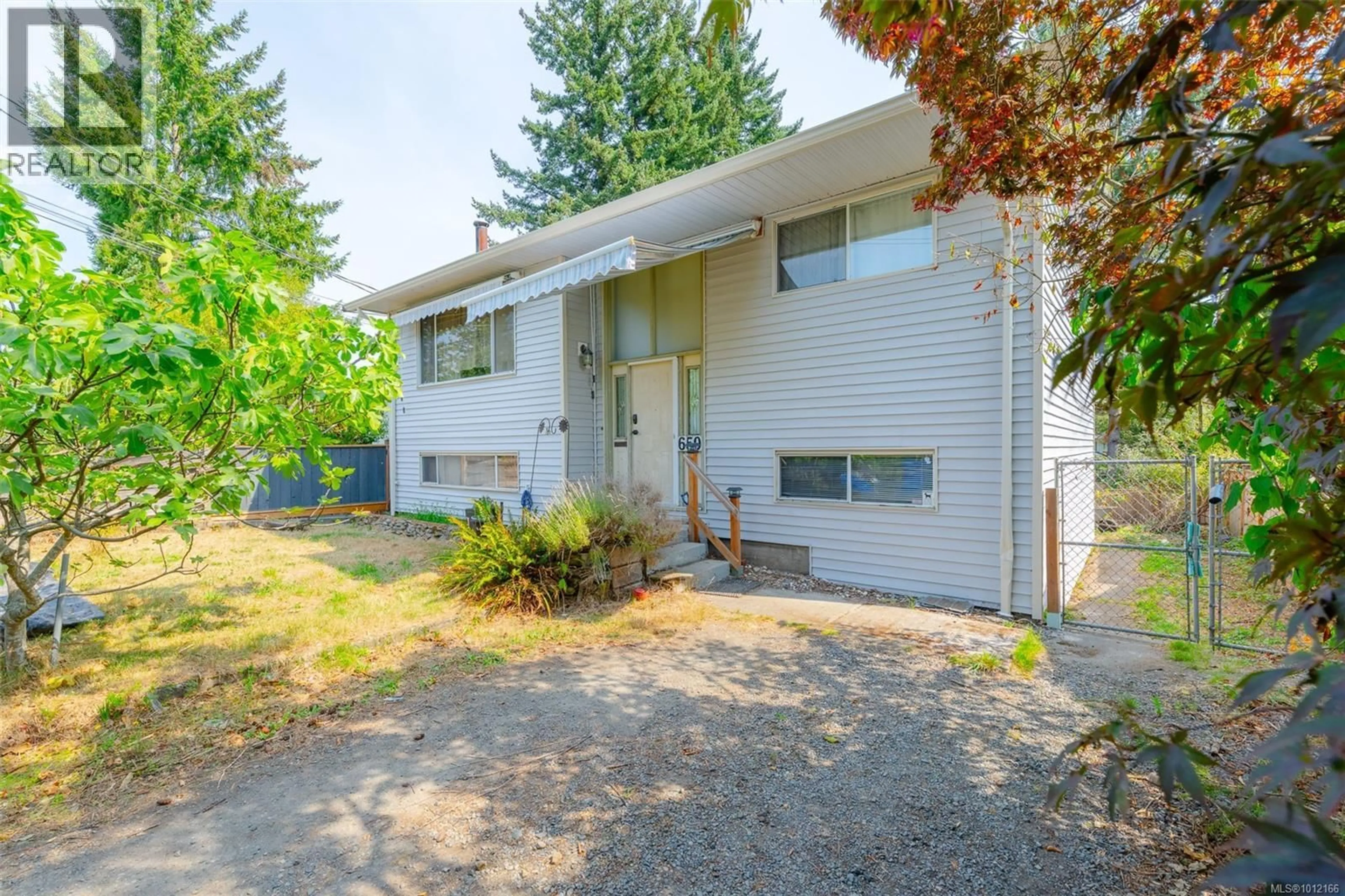 Home with vinyl exterior material, street for 650 RAILWAY AVENUE, Nanaimo British Columbia V9R4K9