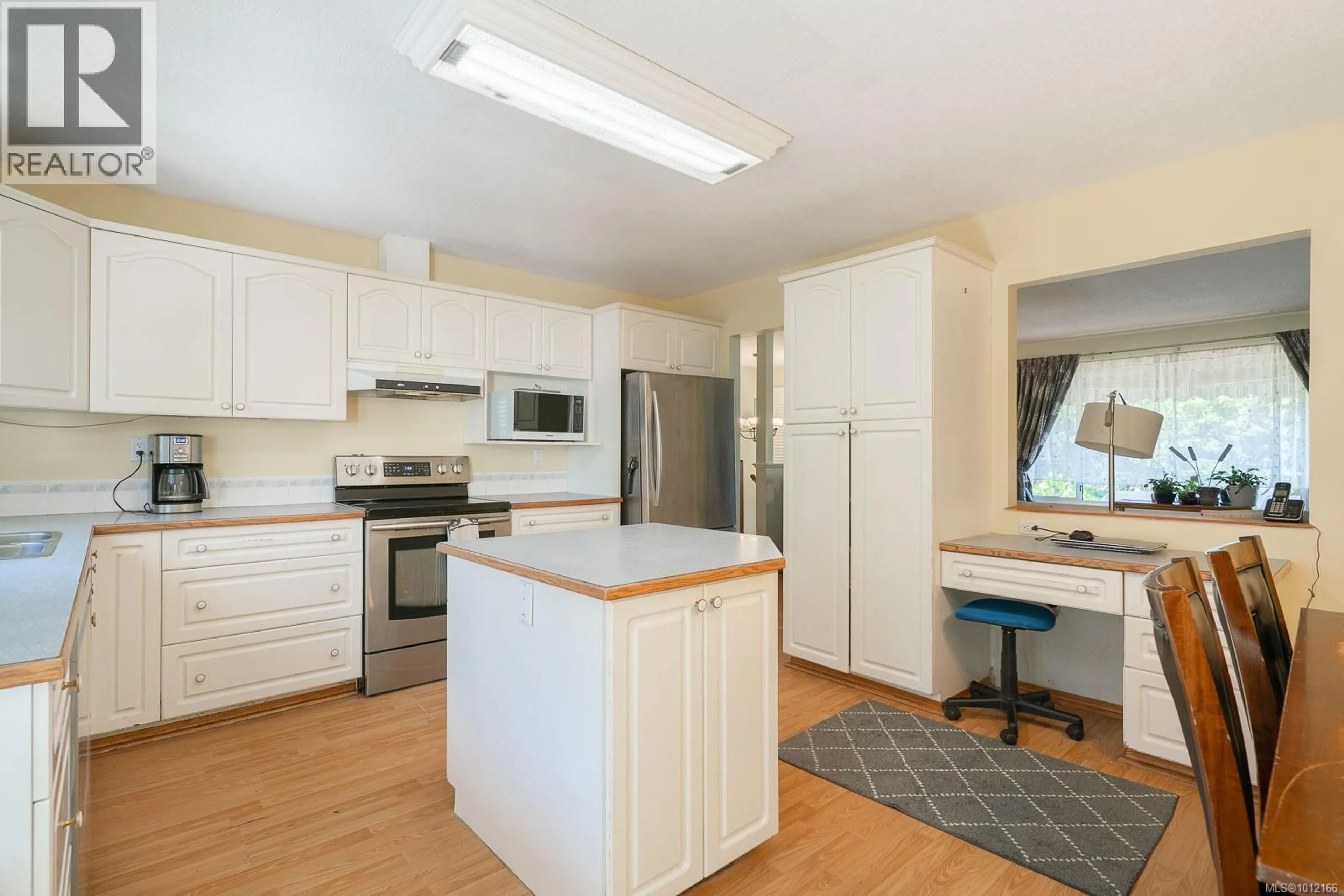 Standard kitchen, wood/laminate floor for 650 RAILWAY AVENUE, Nanaimo British Columbia V9R4K9