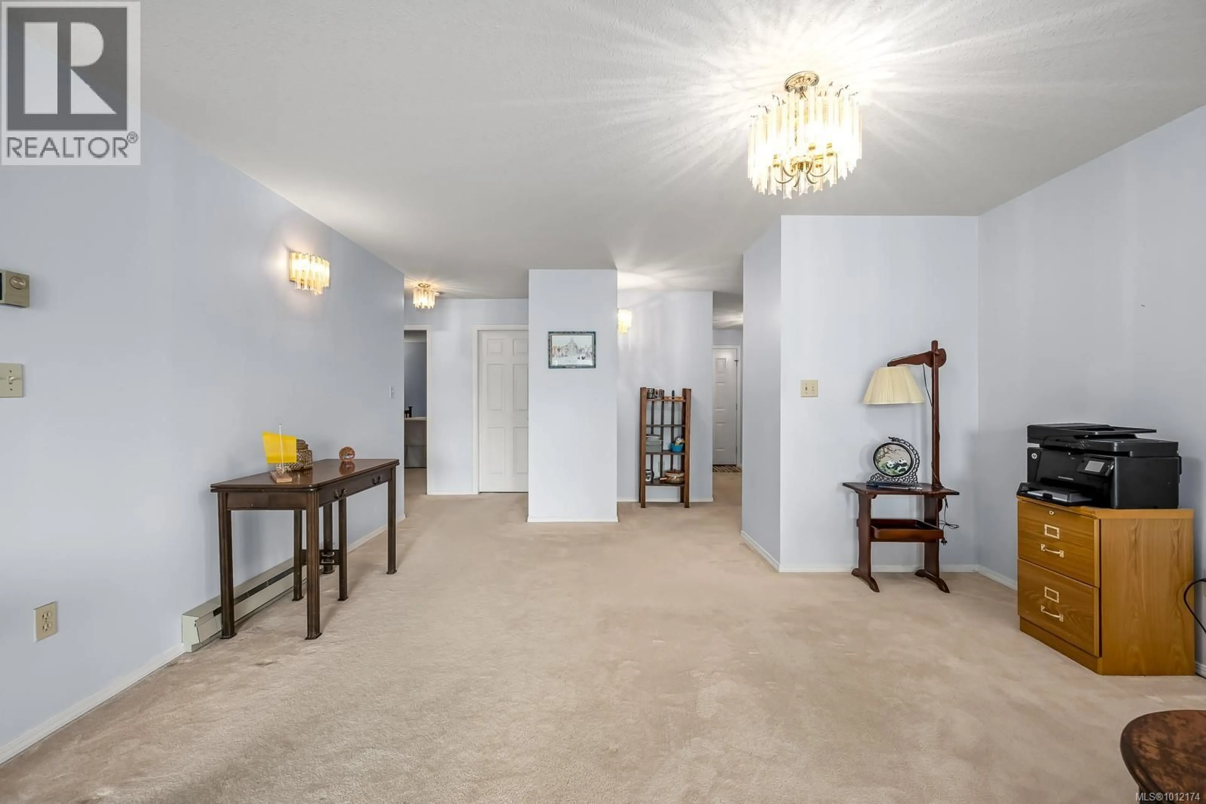 Indoor foyer for 103 - 1902 COMOX AVENUE, Comox British Columbia V9M3M7