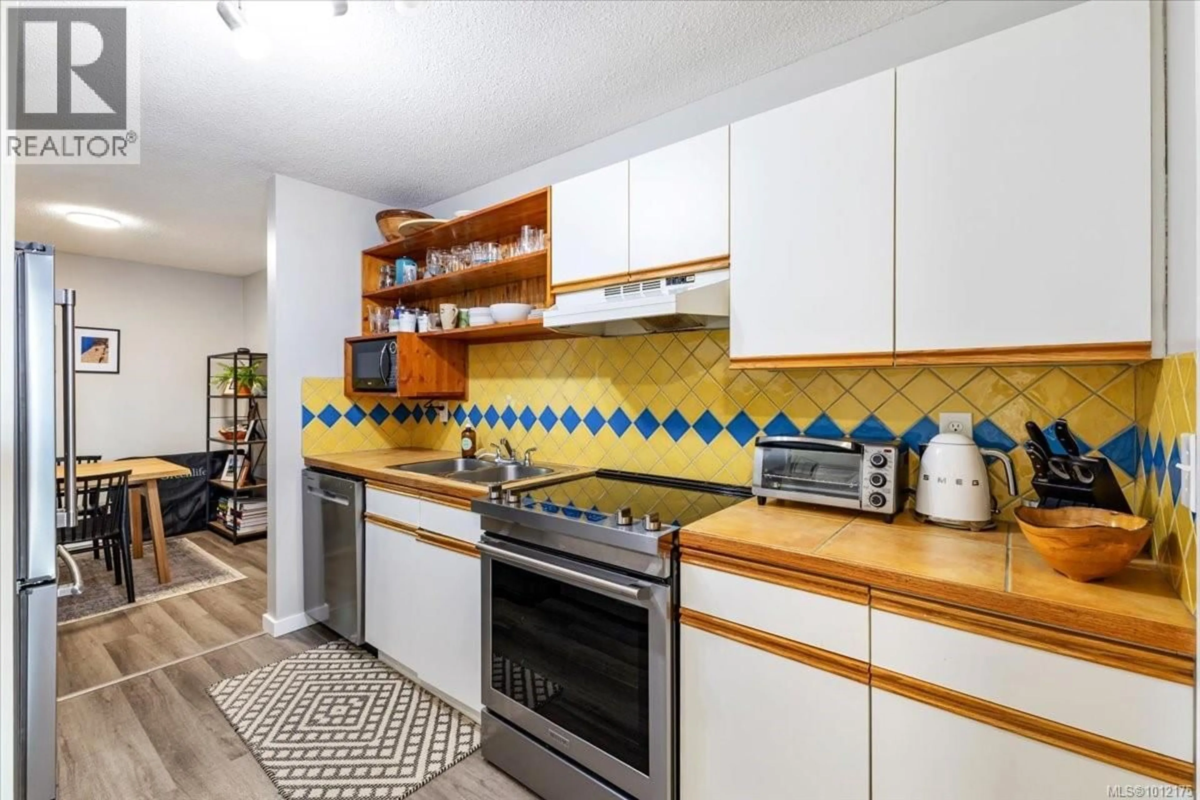 Standard kitchen, ceramic/tile floor for 305 - 3087 BARONS ROAD, Nanaimo British Columbia V9T3Y6